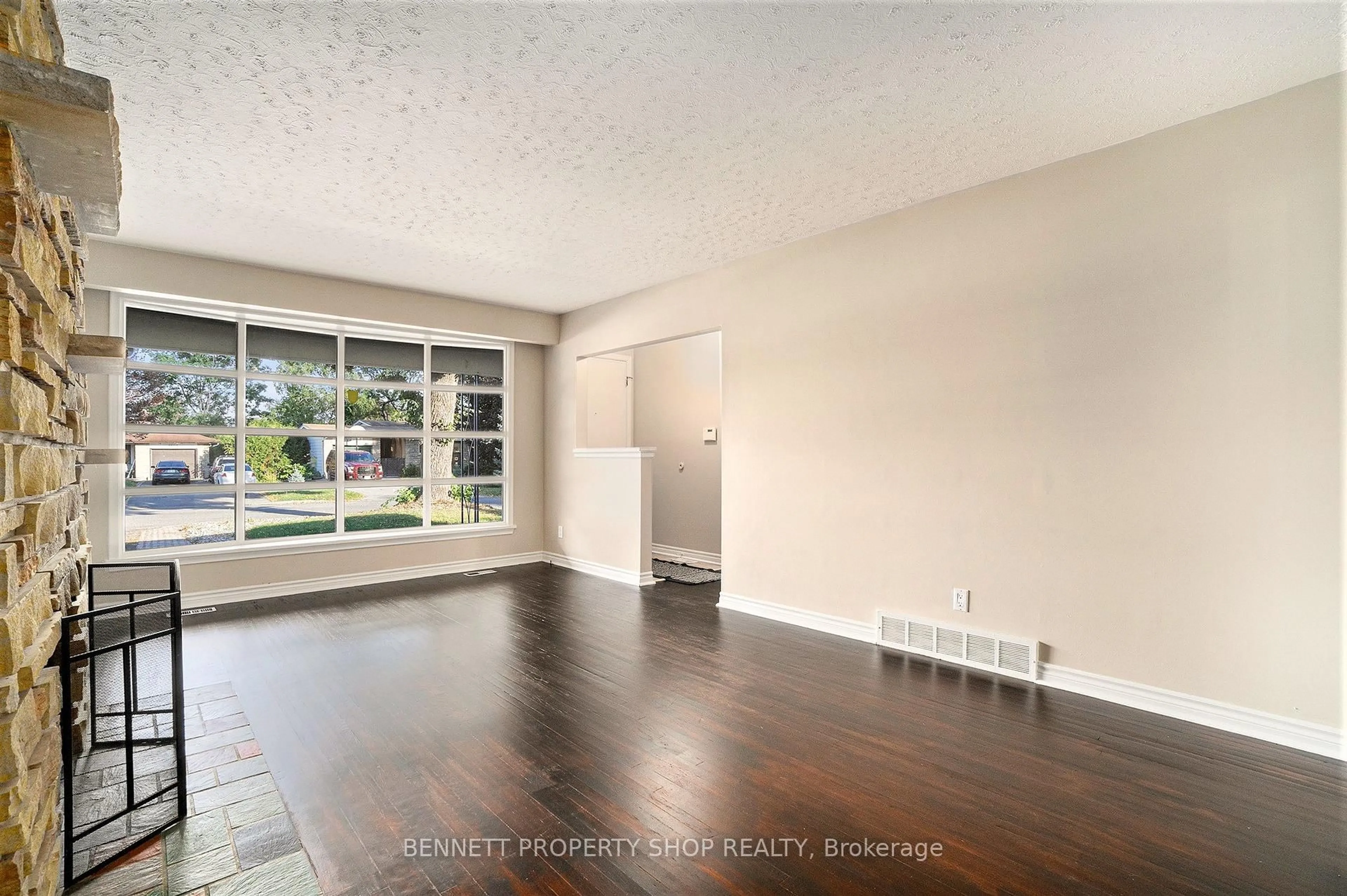 A pic of a room for 2606 Egan Rd, Ottawa Ontario K1V 8N1
