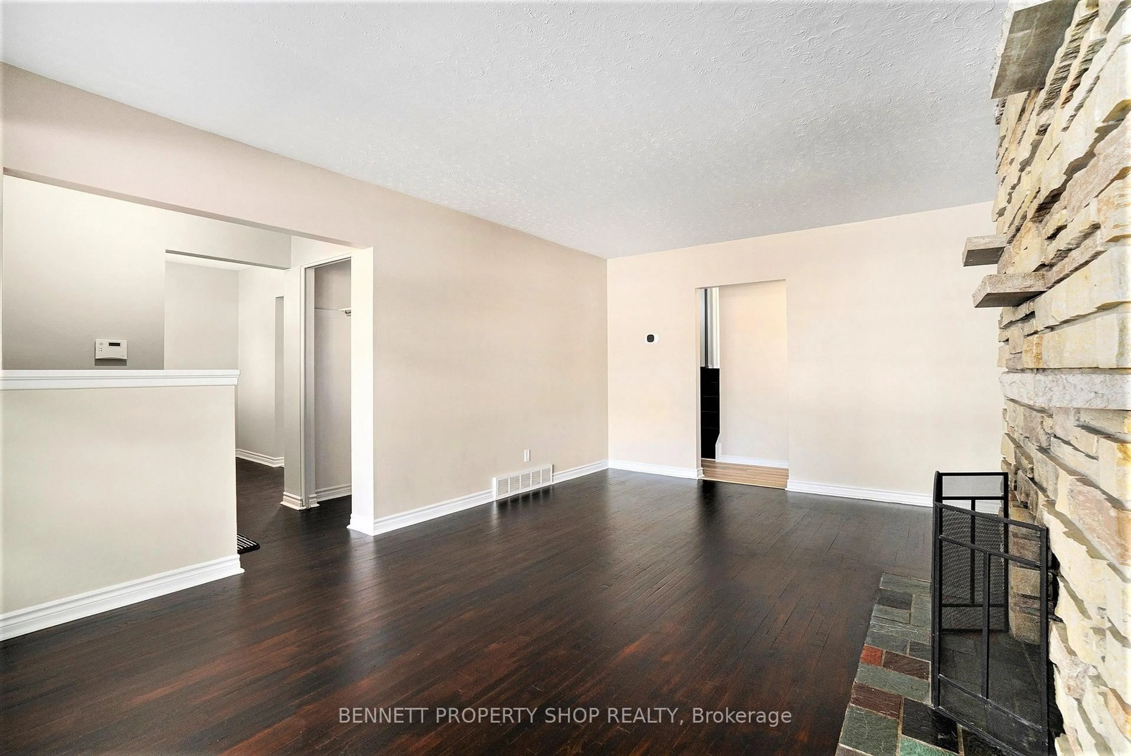 A pic of a room for 2606 Egan Rd, Ottawa Ontario K1V 8N1