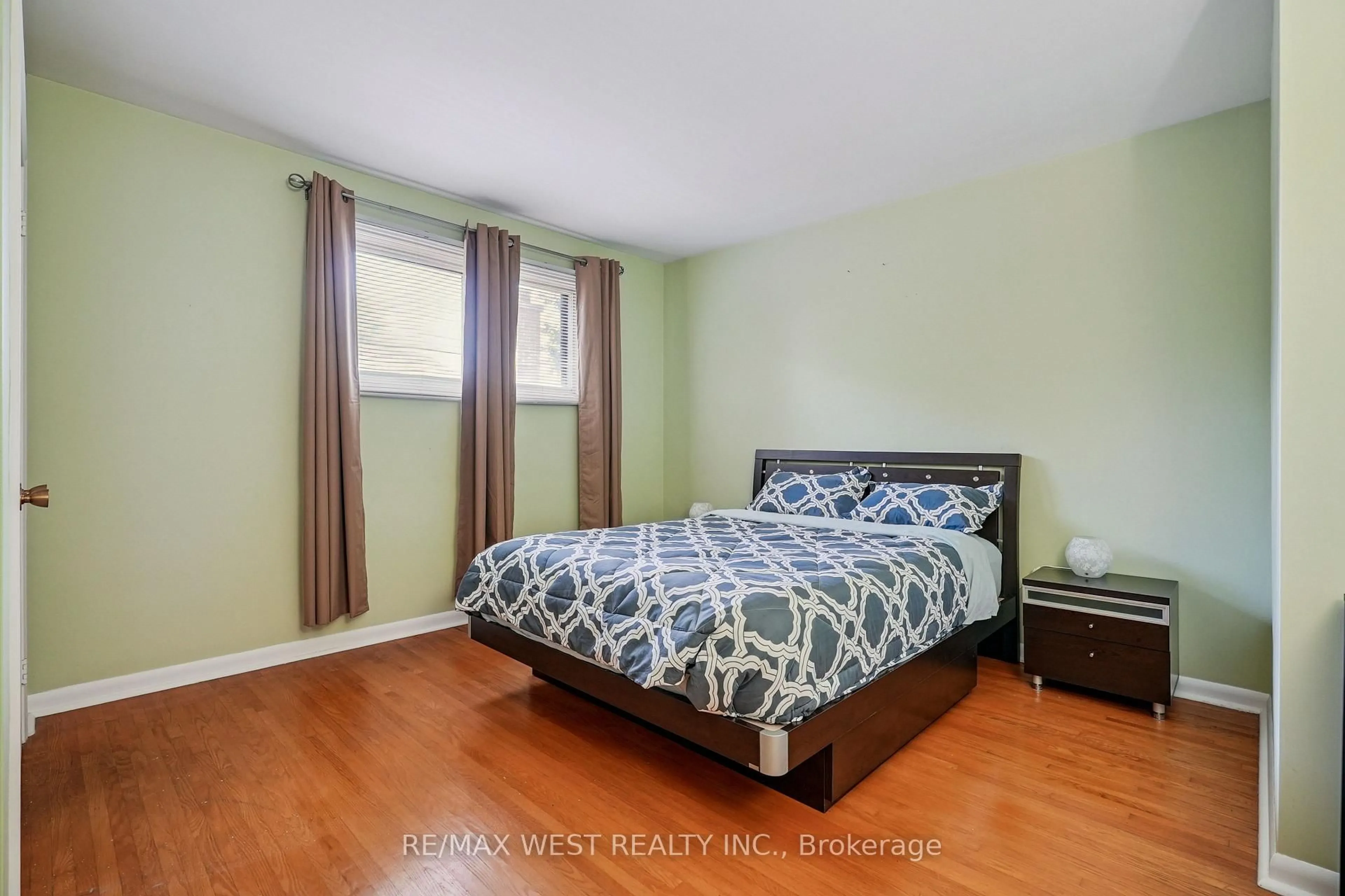 Bedroom with bed, wood/laminate floor for 57 East 36th St, Hamilton Ontario L8V 3Y8
