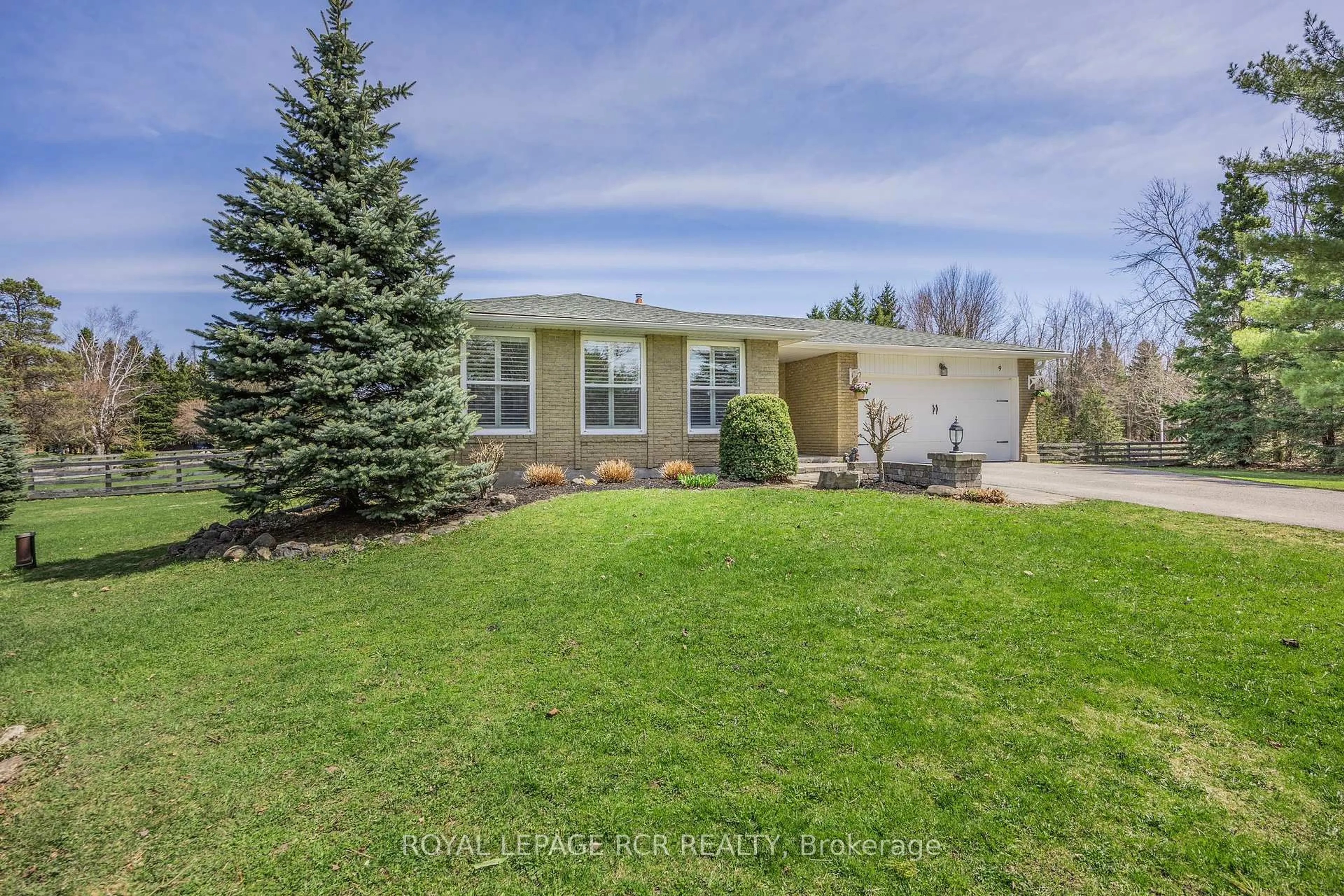 A pic from outside/outdoor area/front of a property/back of a property/a pic from drone, street for 9 Woodland Rd, Amaranth Ontario L9V 3N6