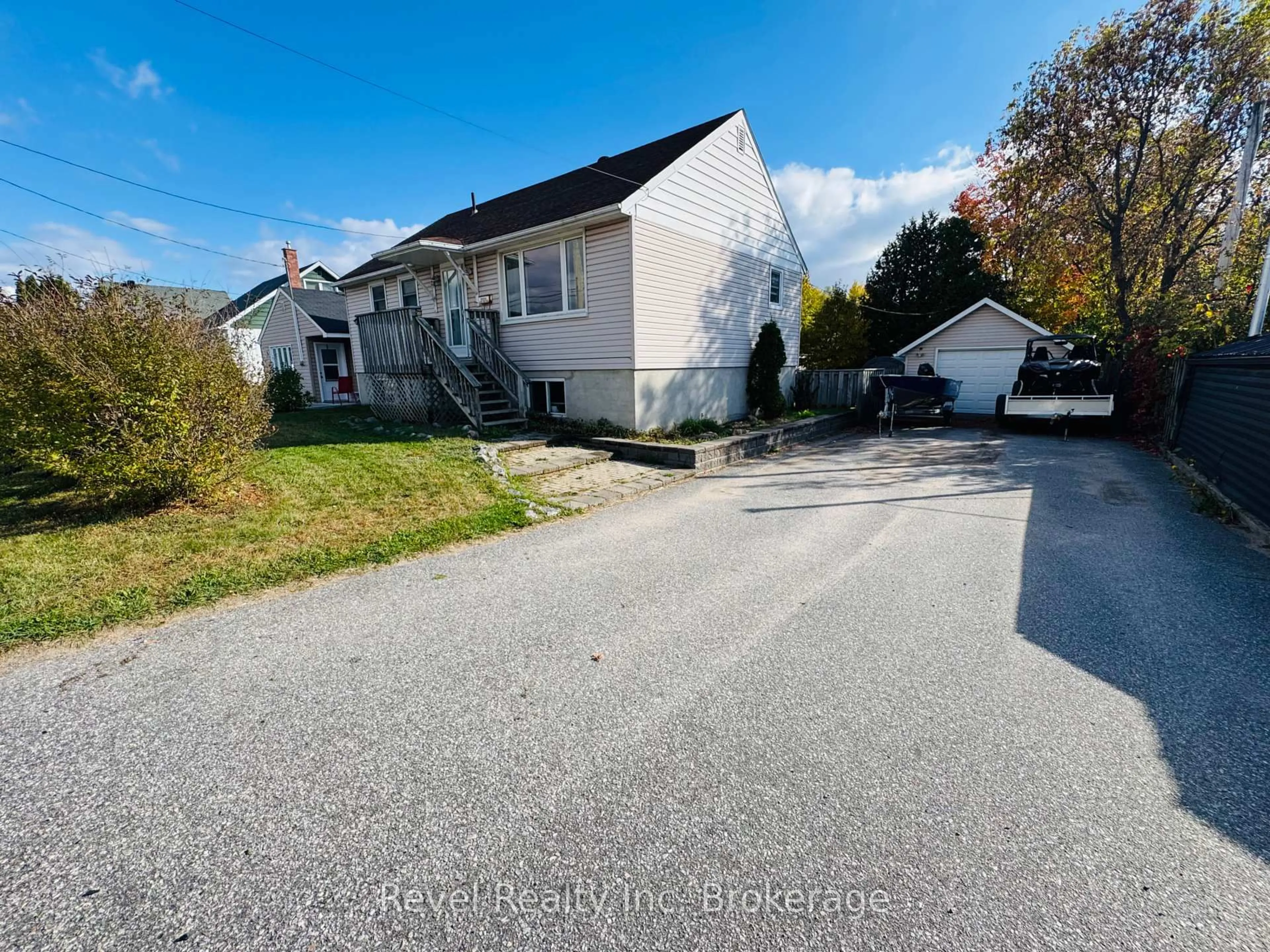 A pic from outside/outdoor area/front of a property/back of a property/a pic from drone, street for 2131 Pearson St, North Bay Ontario P1B 6V2