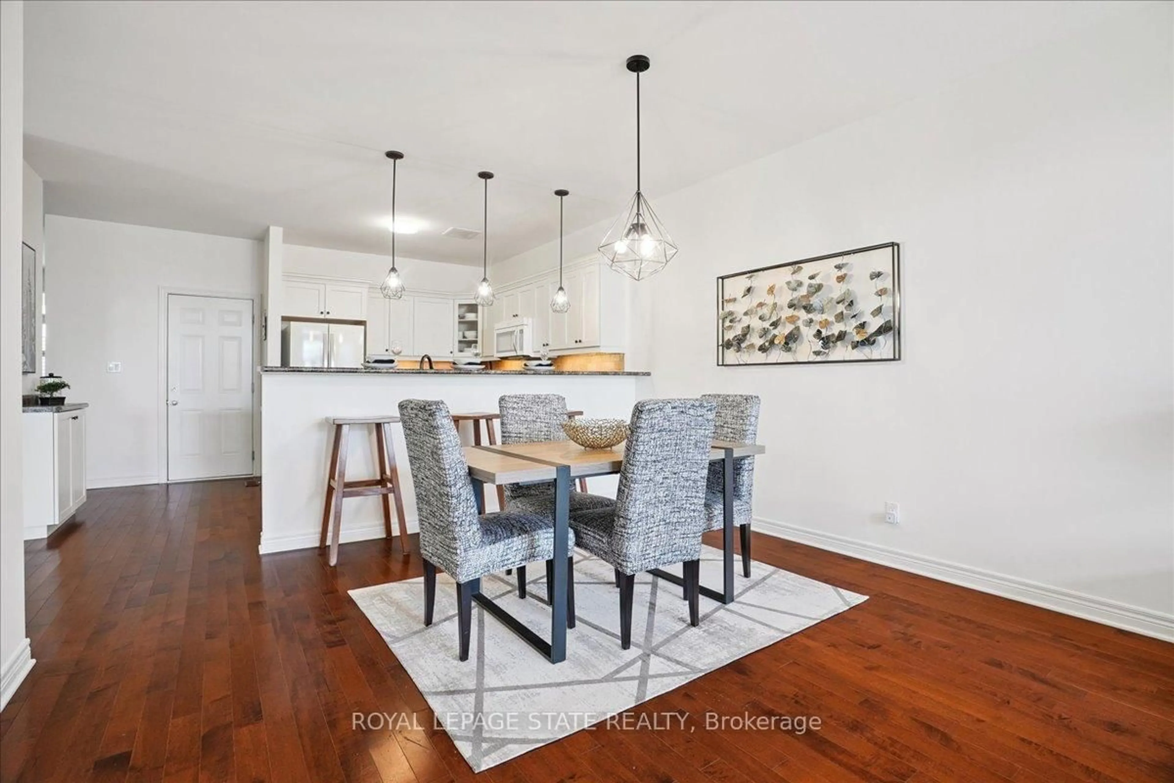 Open concept kitchen, wood/laminate floor for 4314 Lindsey Cres, Lincoln Ontario L3J 0P9