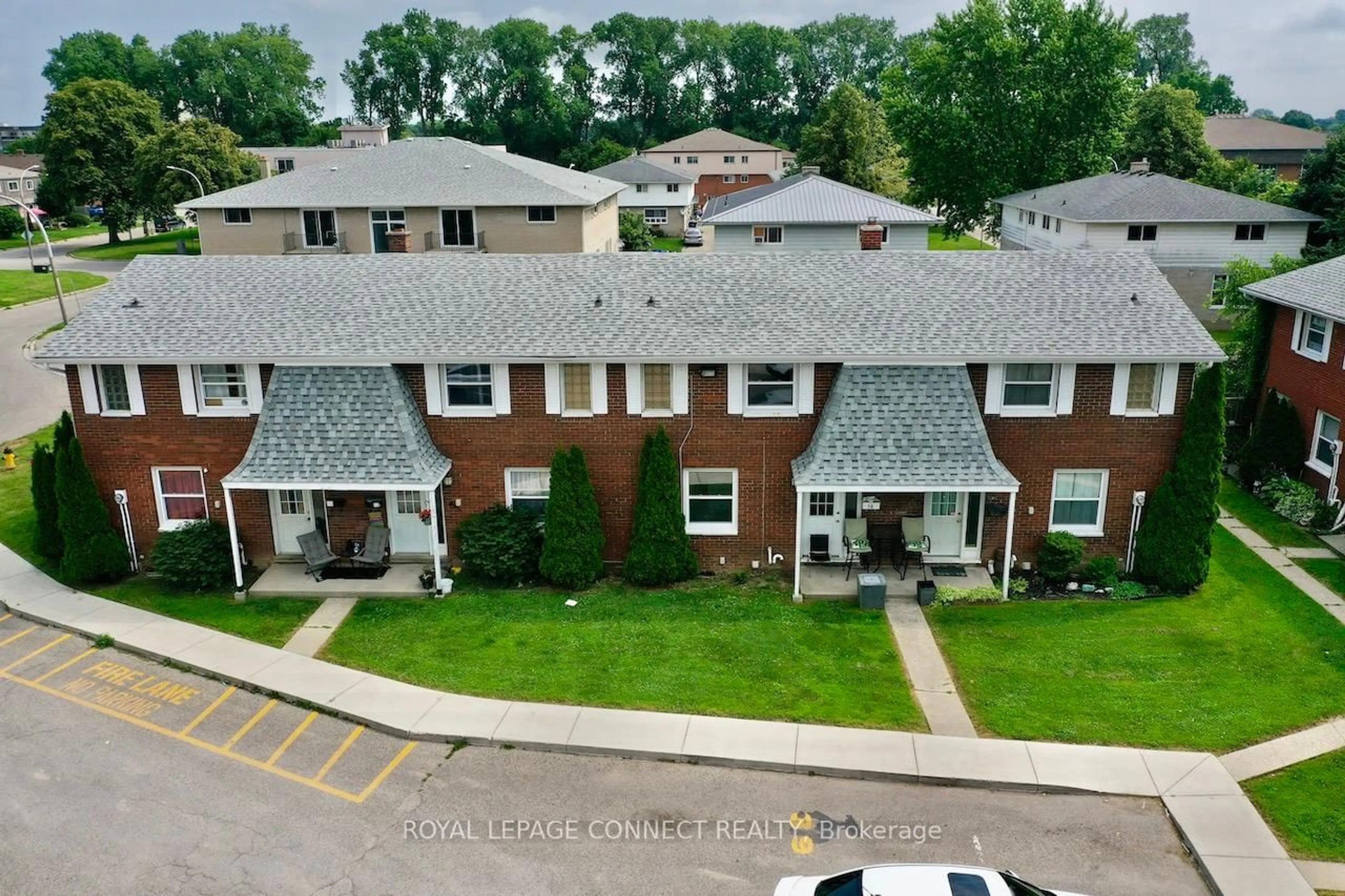 A pic from outside/outdoor area/front of a property/back of a property/a pic from drone, unknown for 14 Orchard Pl #13, Chatham-Kent Ontario N7M 1A6
