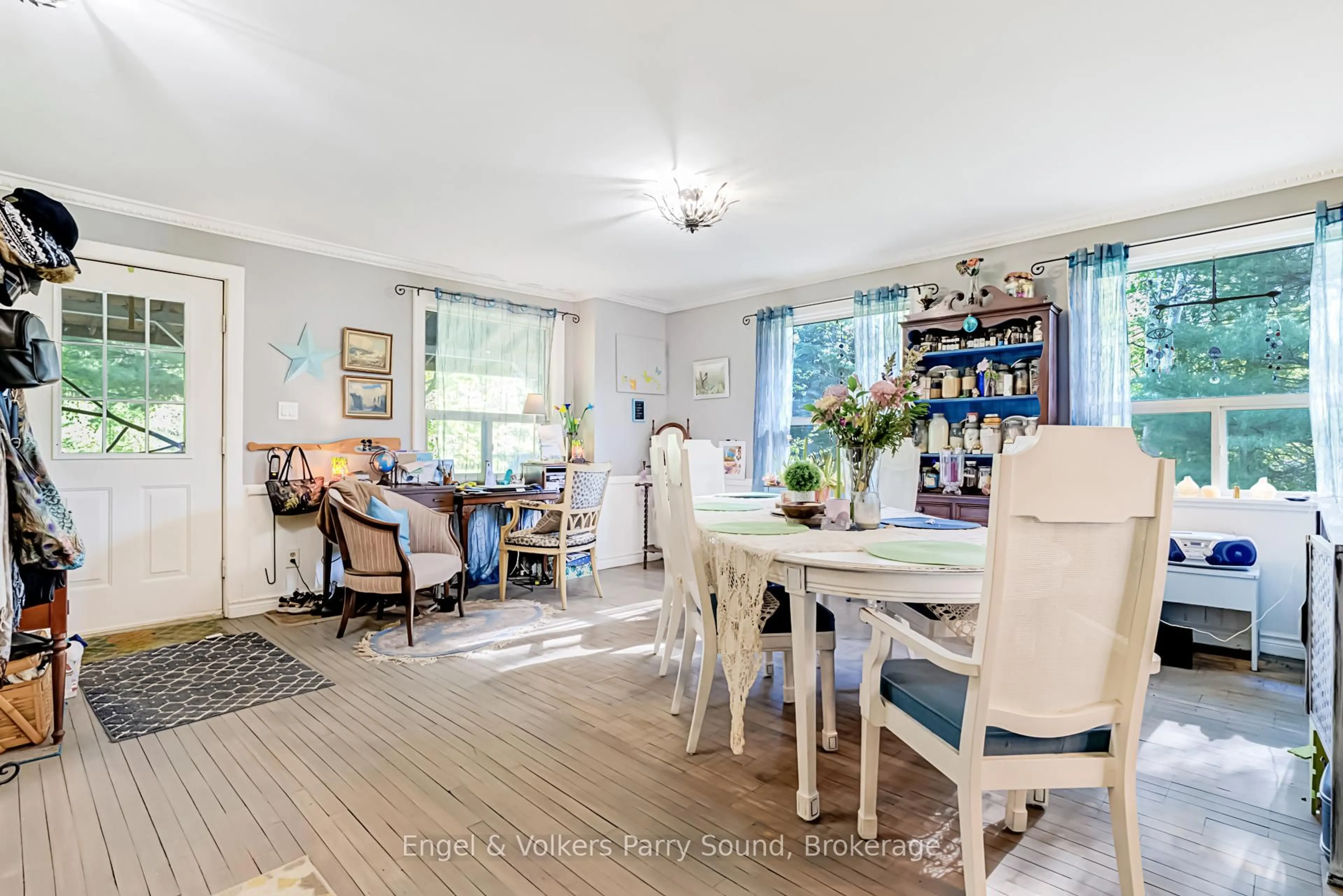 Dining room, wood/laminate floor for 34 Gordon Point Rd, Magnetawan Ontario P0A 1P0