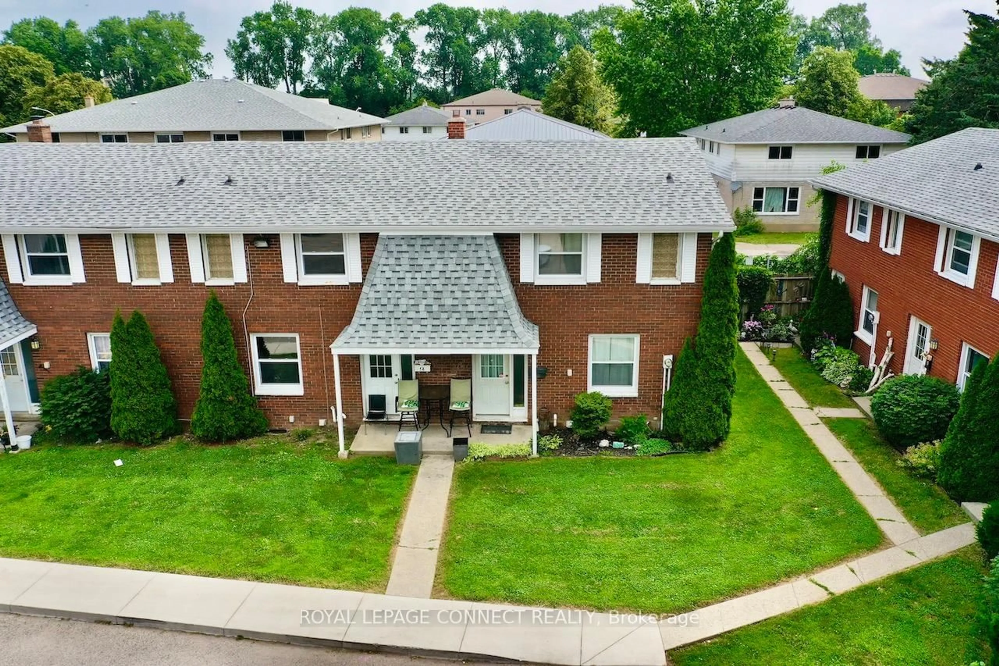 A pic from outside/outdoor area/front of a property/back of a property/a pic from drone, street for 16 Orchard Pl #14, Chatham-Kent Ontario N7M 1A6