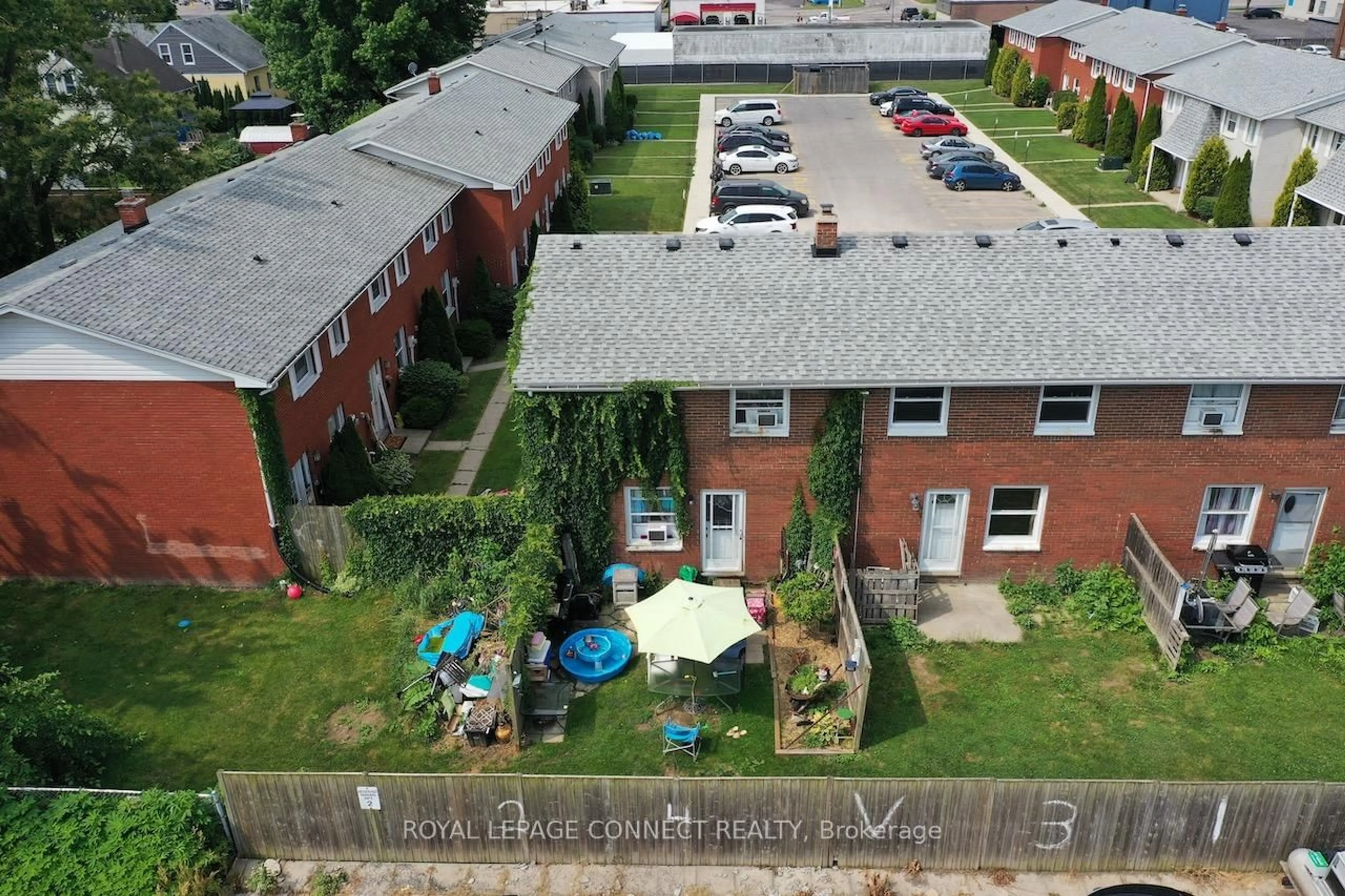 A pic from outside/outdoor area/front of a property/back of a property/a pic from drone, unknown for 16 Orchard Pl #14, Chatham-Kent Ontario N7M 1A6
