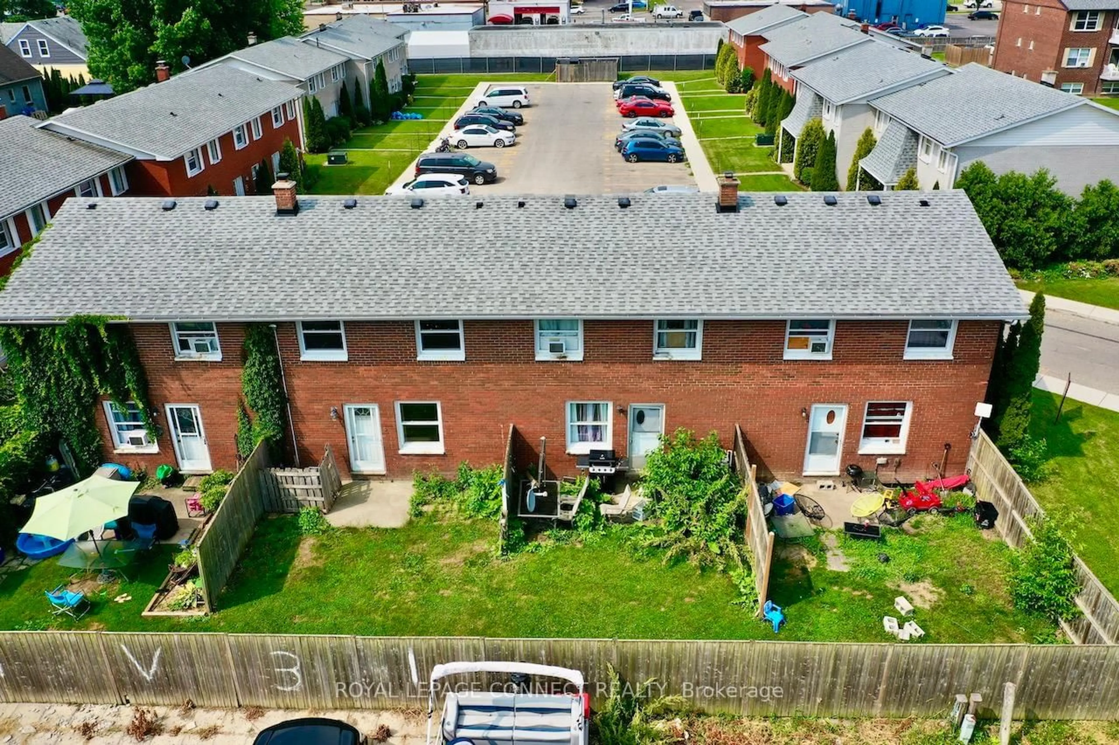 A pic from outside/outdoor area/front of a property/back of a property/a pic from drone, street for 12 Orchard Pl #12, Chatham-Kent Ontario N7M 1A6
