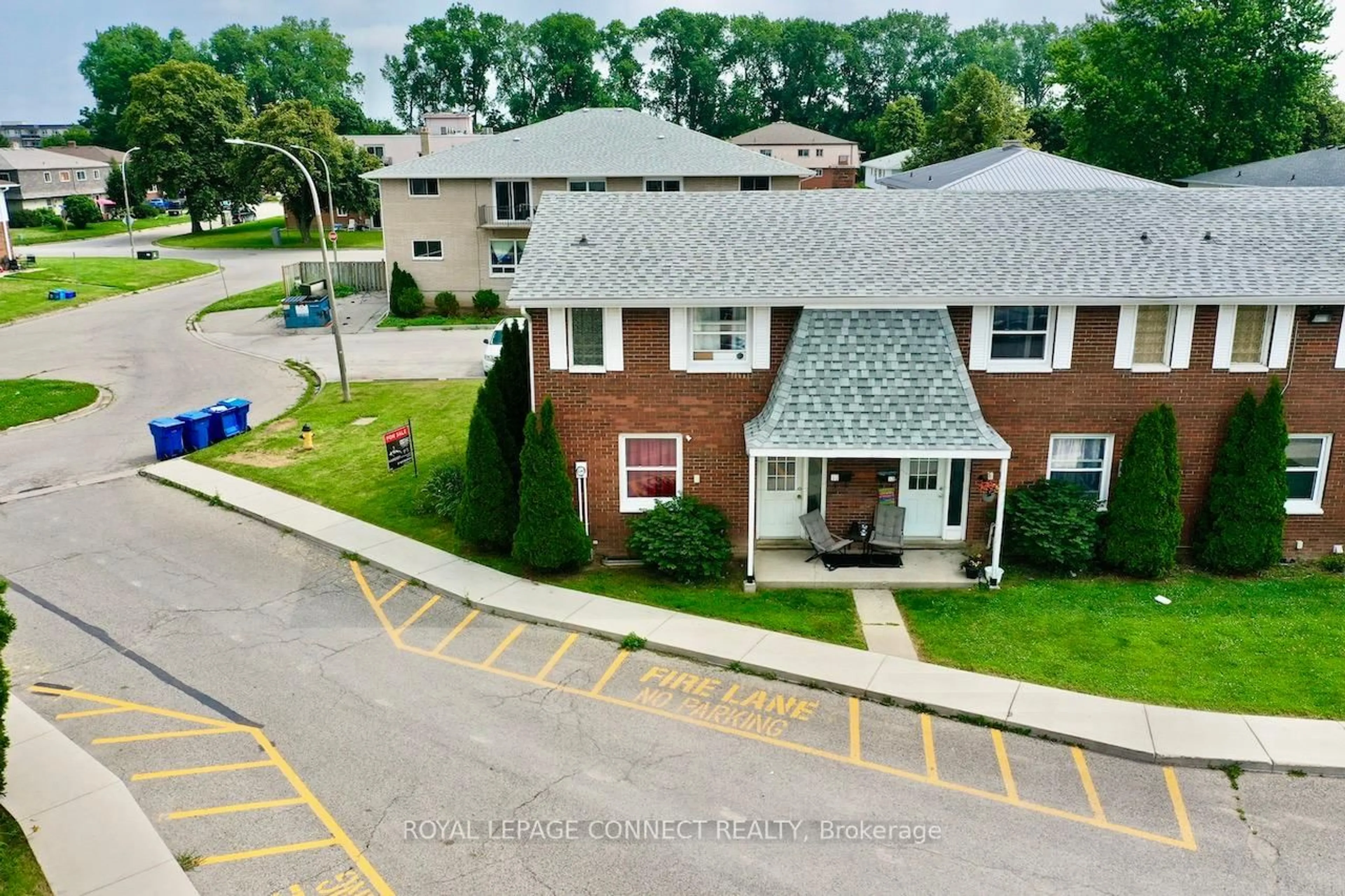 A pic from outside/outdoor area/front of a property/back of a property/a pic from drone, street for 10 Orchard Pl, Chatham-Kent Ontario N7M 1A6