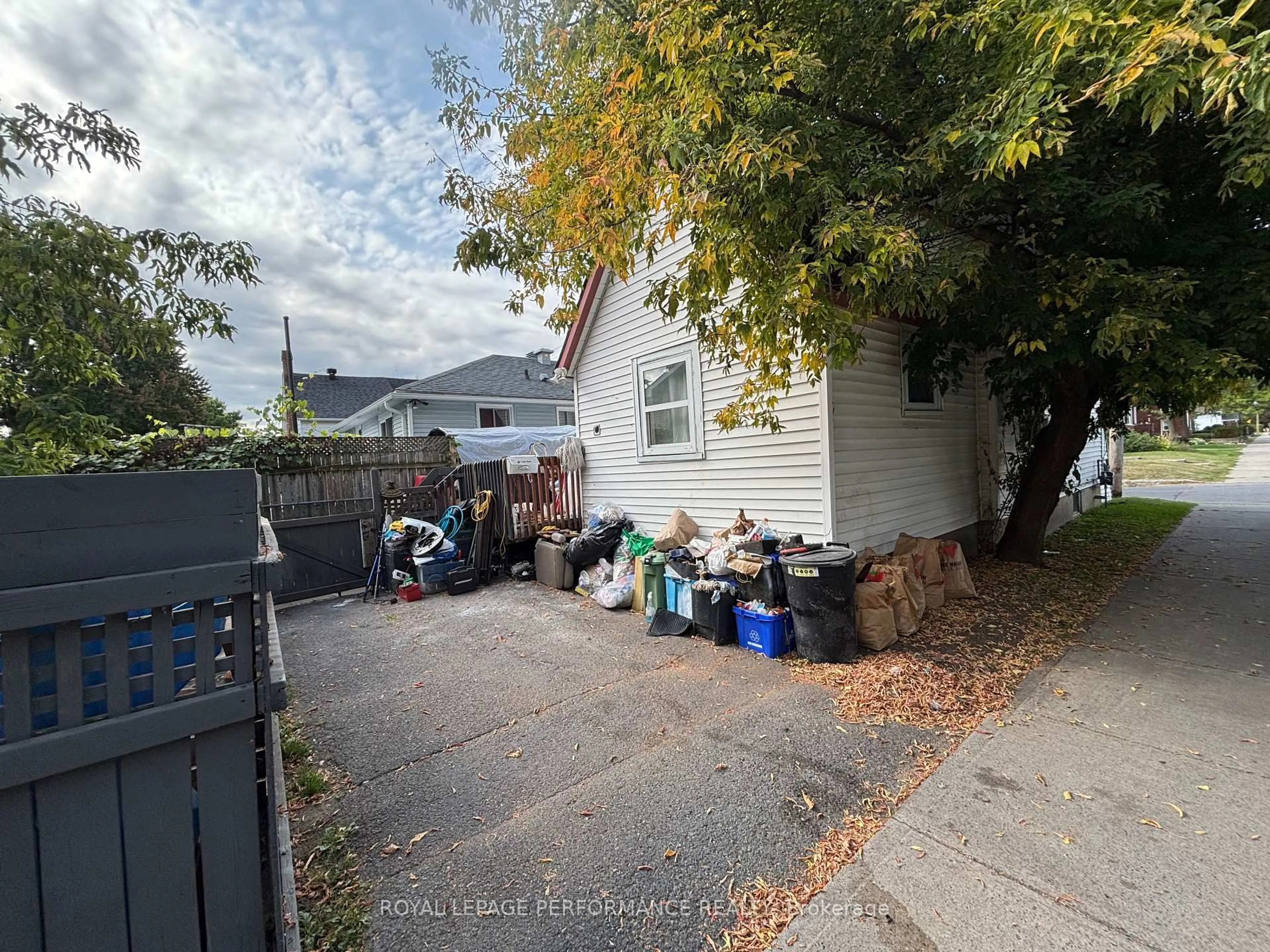A pic from outside/outdoor area/front of a property/back of a property/a pic from drone, street for 345 Gloucester St N St, Cornwall Ontario K6H 3X1
