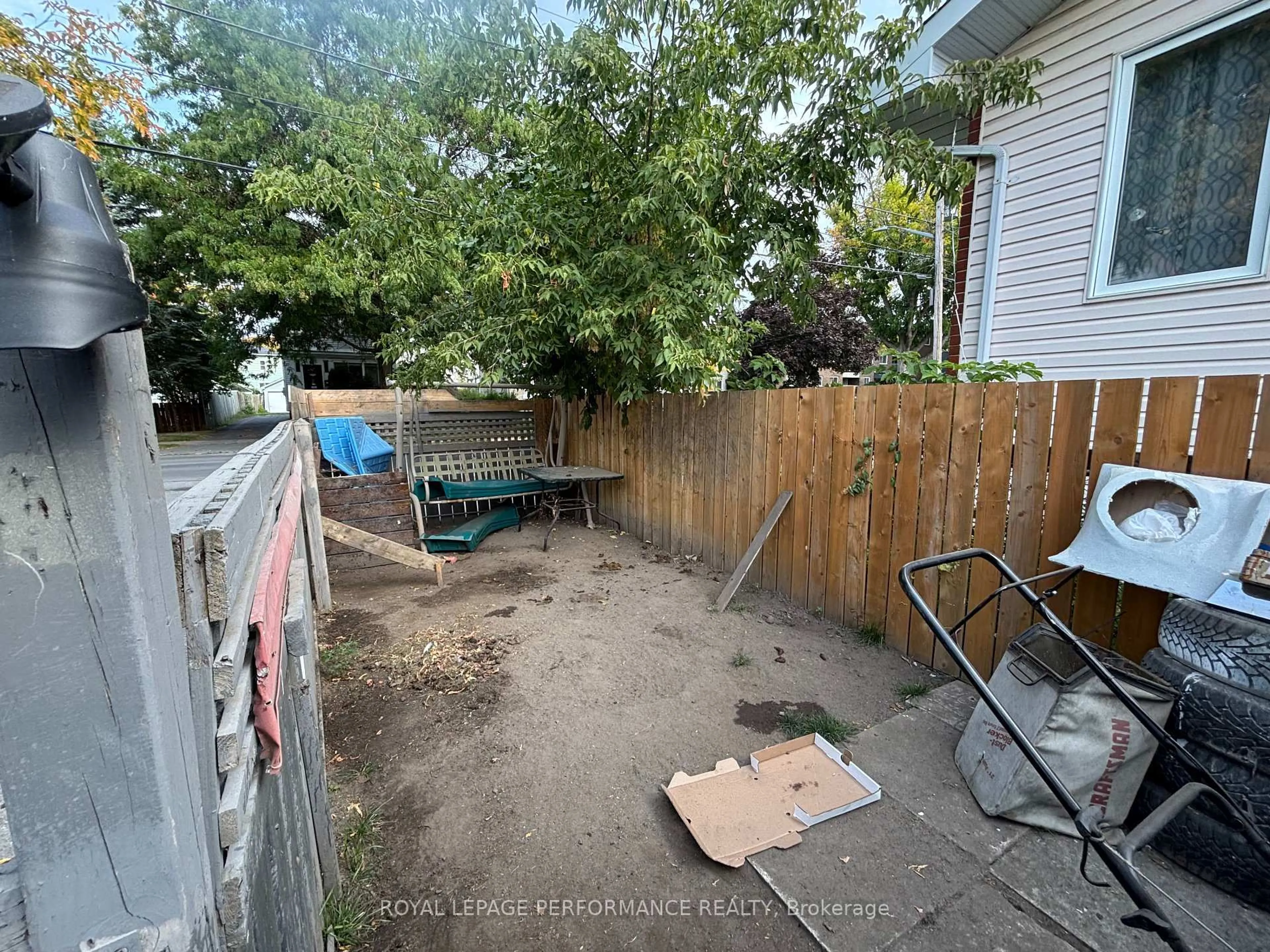 Patio, street for 345 Gloucester St N St, Cornwall Ontario K6H 3X1