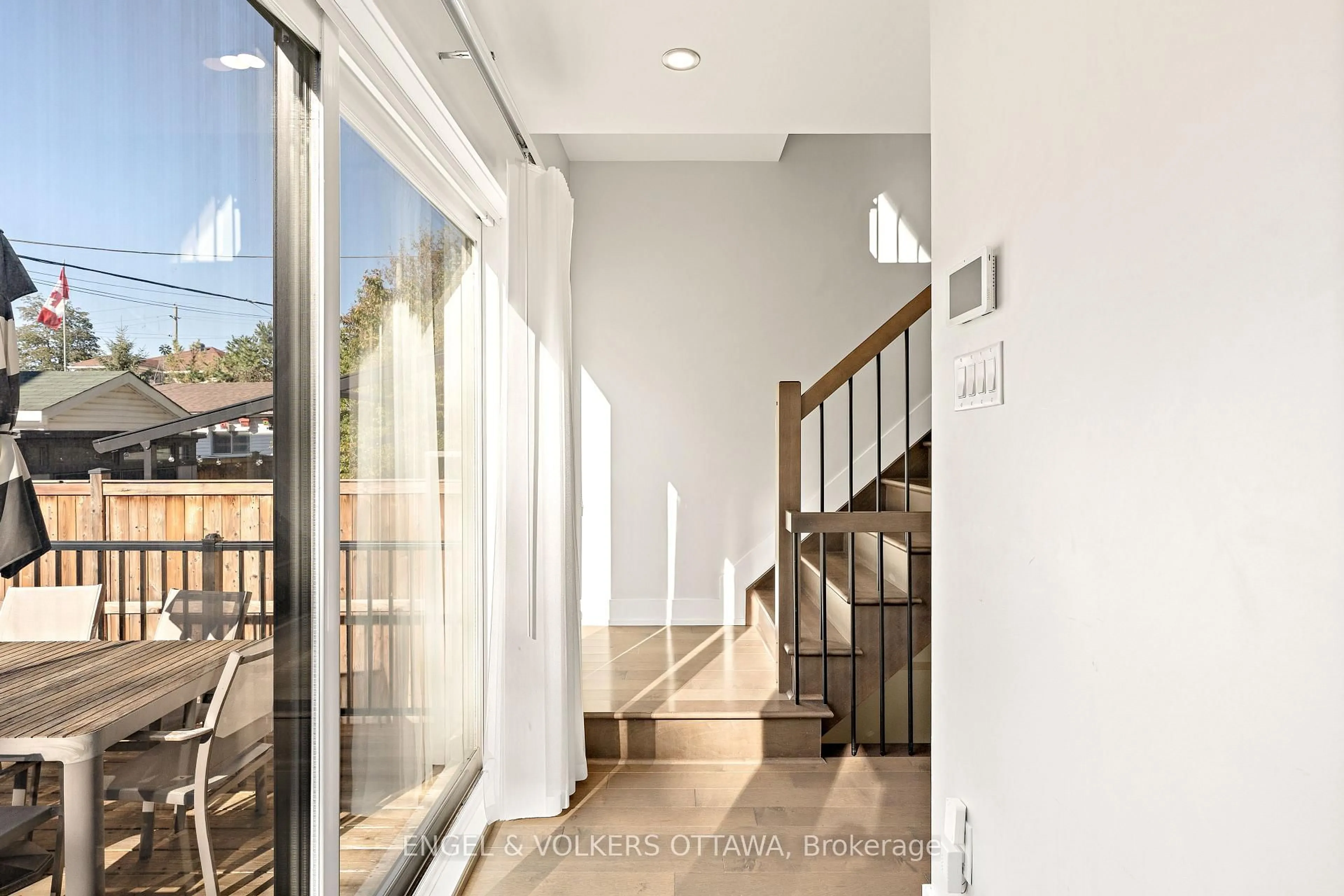Indoor foyer for 68 Jolliet Ave, Ottawa Ontario K1L 5H2