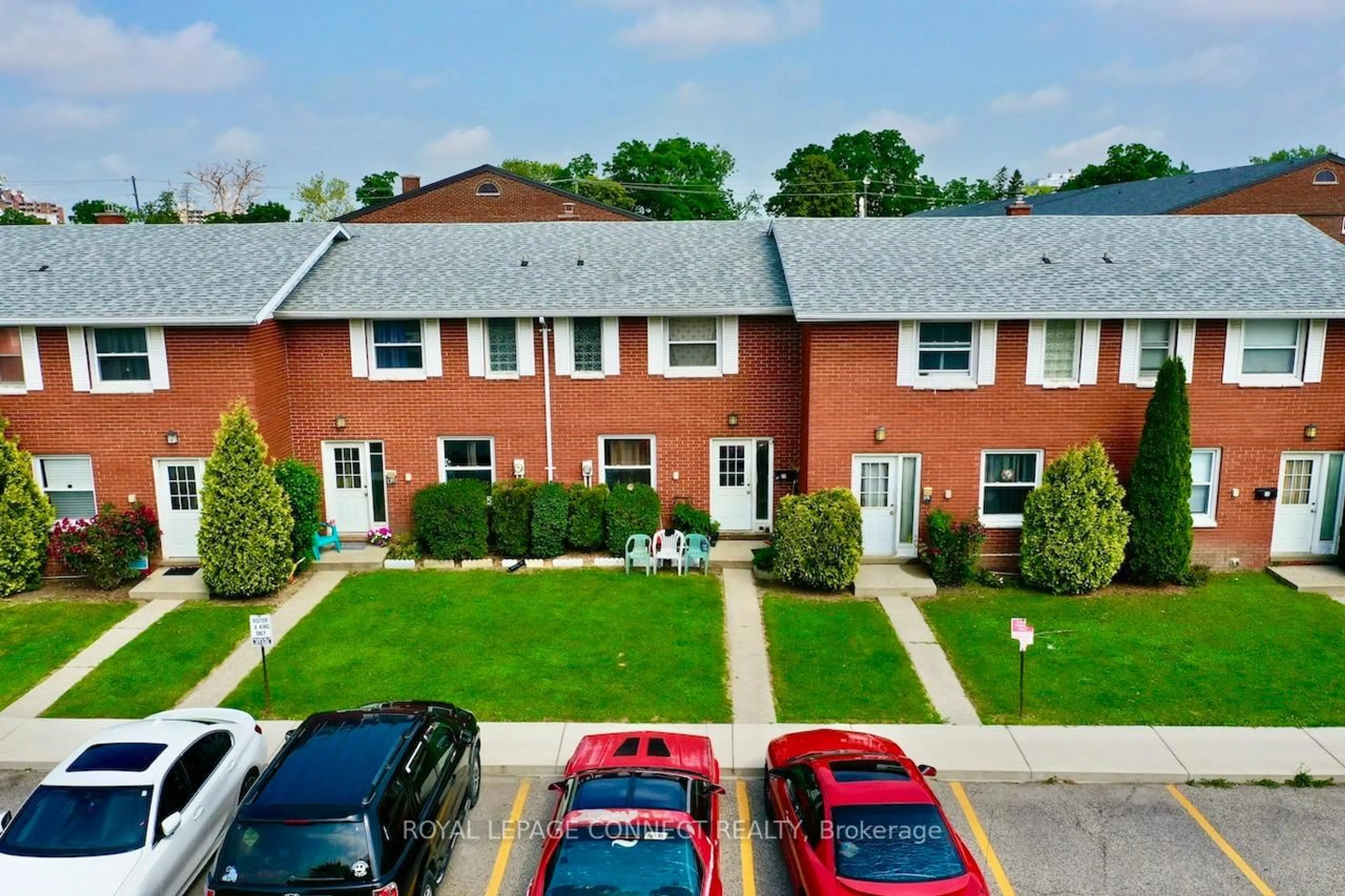 A pic from outside/outdoor area/front of a property/back of a property/a pic from drone, street for 39 Orchard Pl #4, Chatham-Kent Ontario N7M 1A6