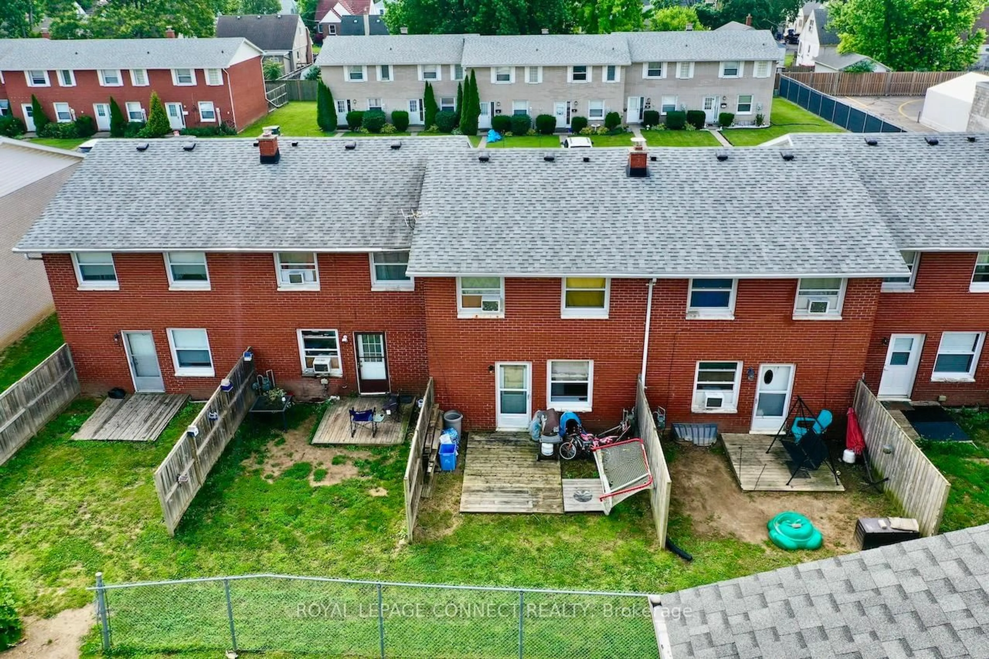 A pic from outside/outdoor area/front of a property/back of a property/a pic from drone, city buildings view from balcony for 39 Orchard Pl #4, Chatham-Kent Ontario N7M 1A6
