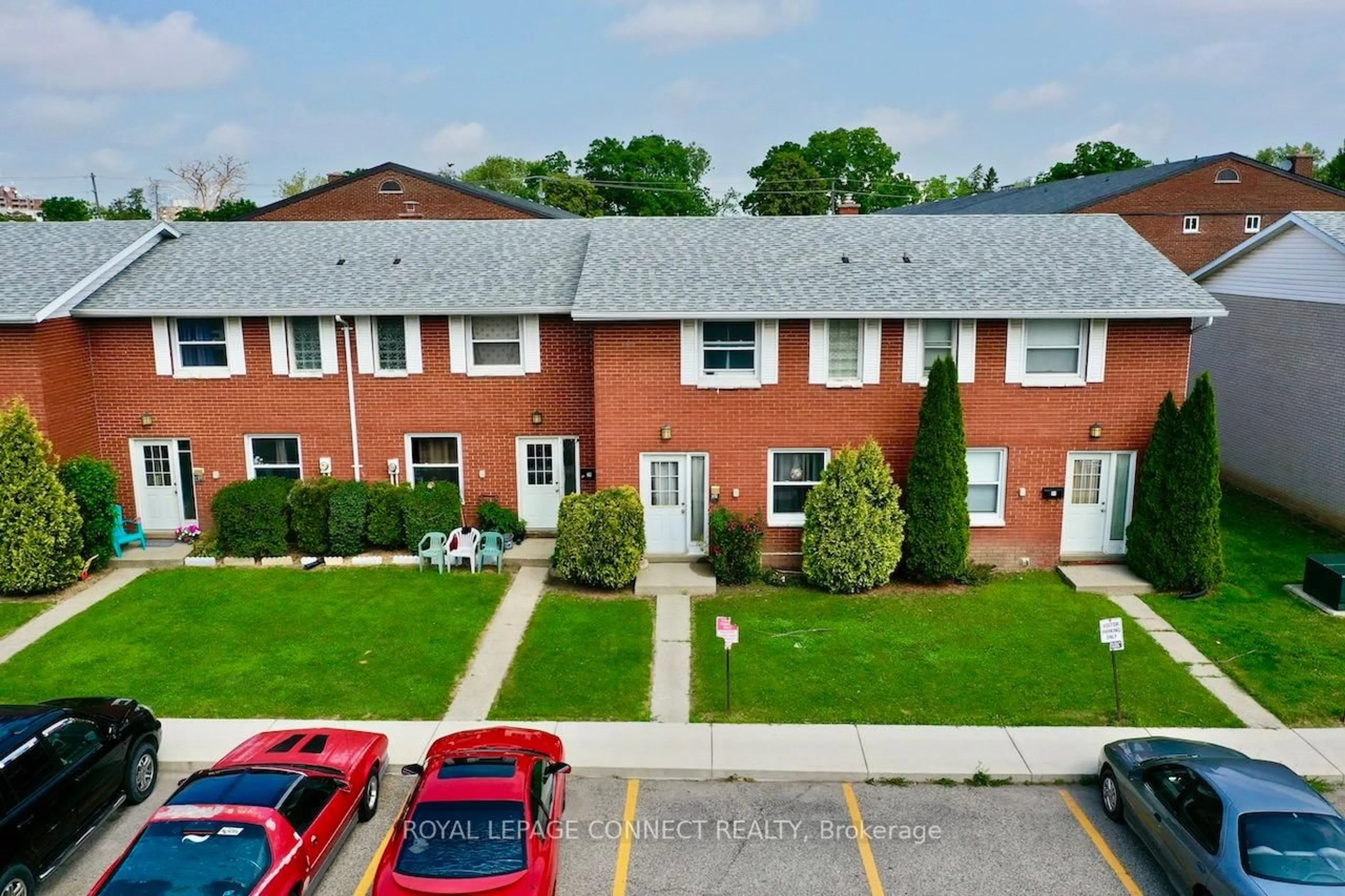 A pic from outside/outdoor area/front of a property/back of a property/a pic from drone, street for 37 Orchard Pl #5, Chatham-Kent Ontario N7M 1A6