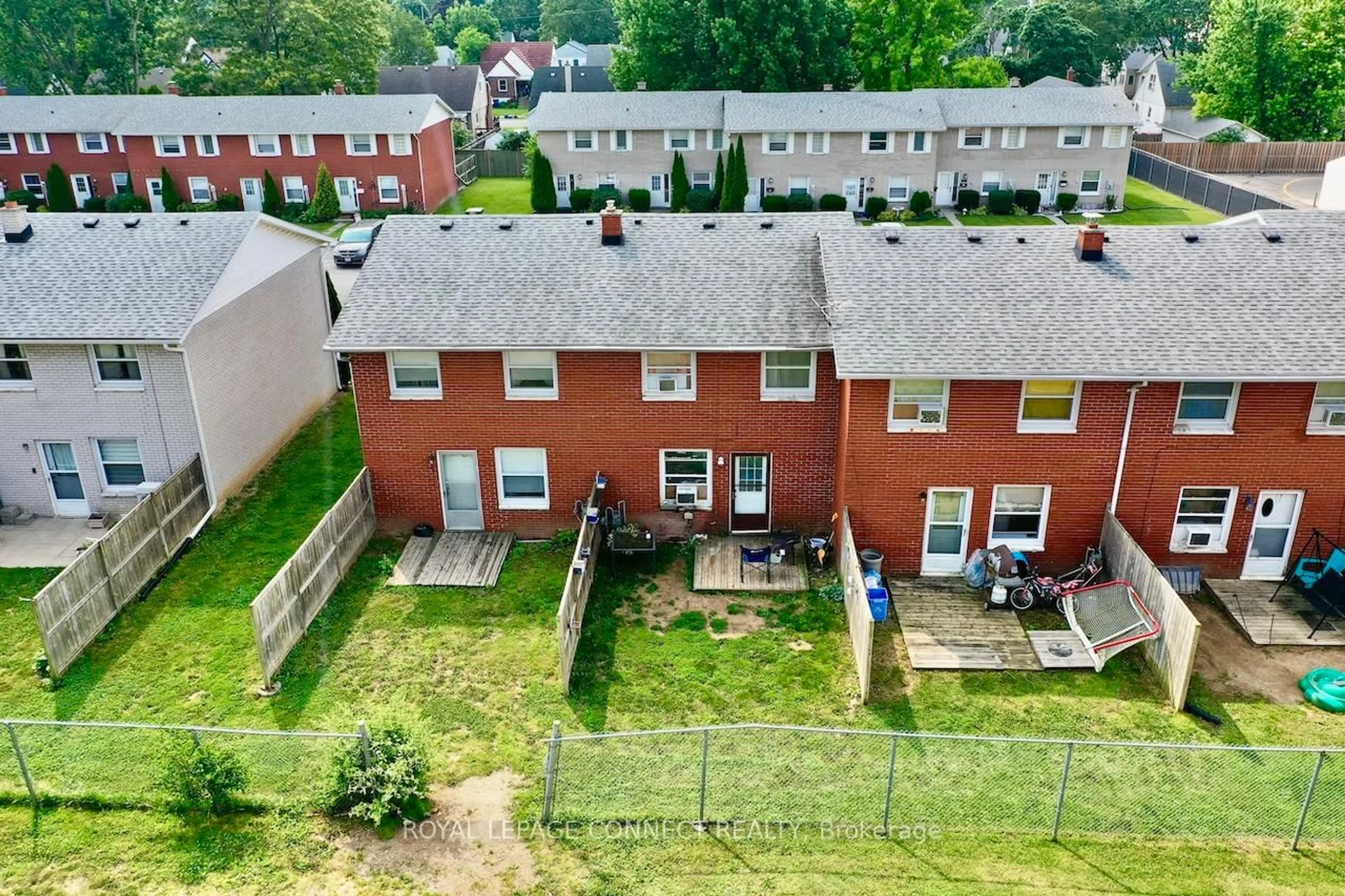 A pic from outside/outdoor area/front of a property/back of a property/a pic from drone, unknown for 37 Orchard Pl #5, Chatham-Kent Ontario N7M 1A6
