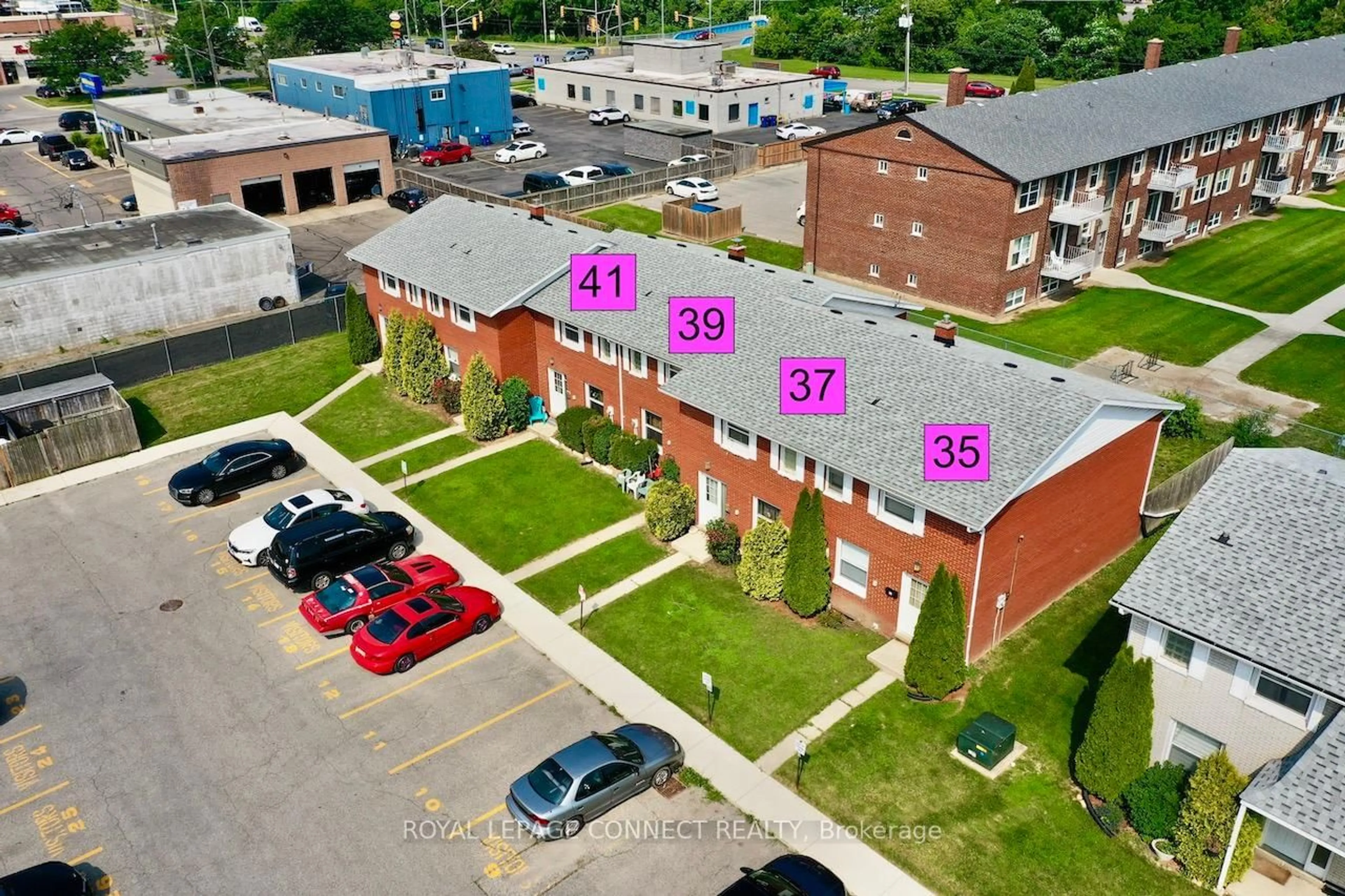 A pic from outside/outdoor area/front of a property/back of a property/a pic from drone, building for 37 Orchard Pl #5, Chatham-Kent Ontario N7M 1A6
