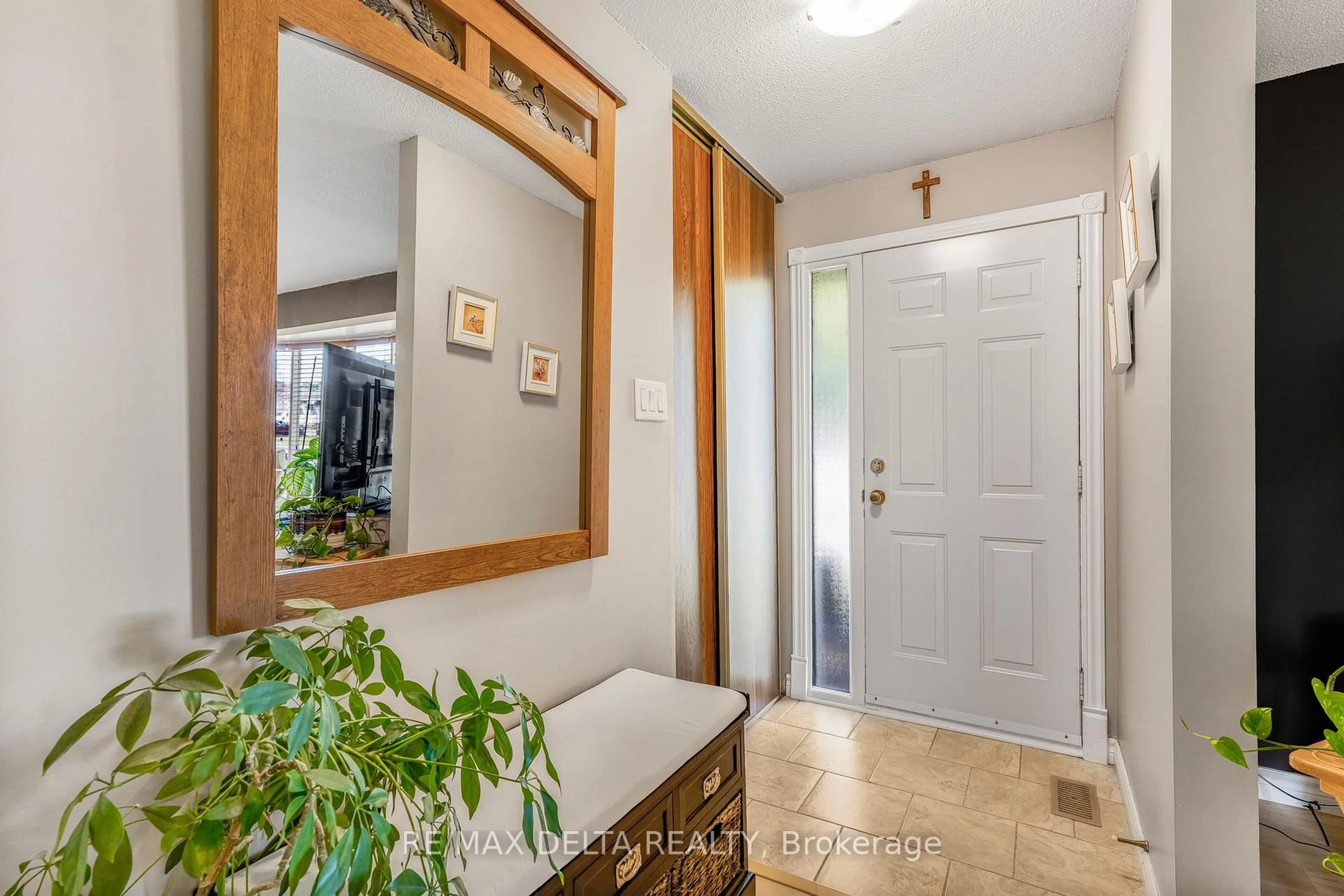 Indoor entryway for 722 Nicole St, Clarence-Rockland Ontario K4K 1G4
