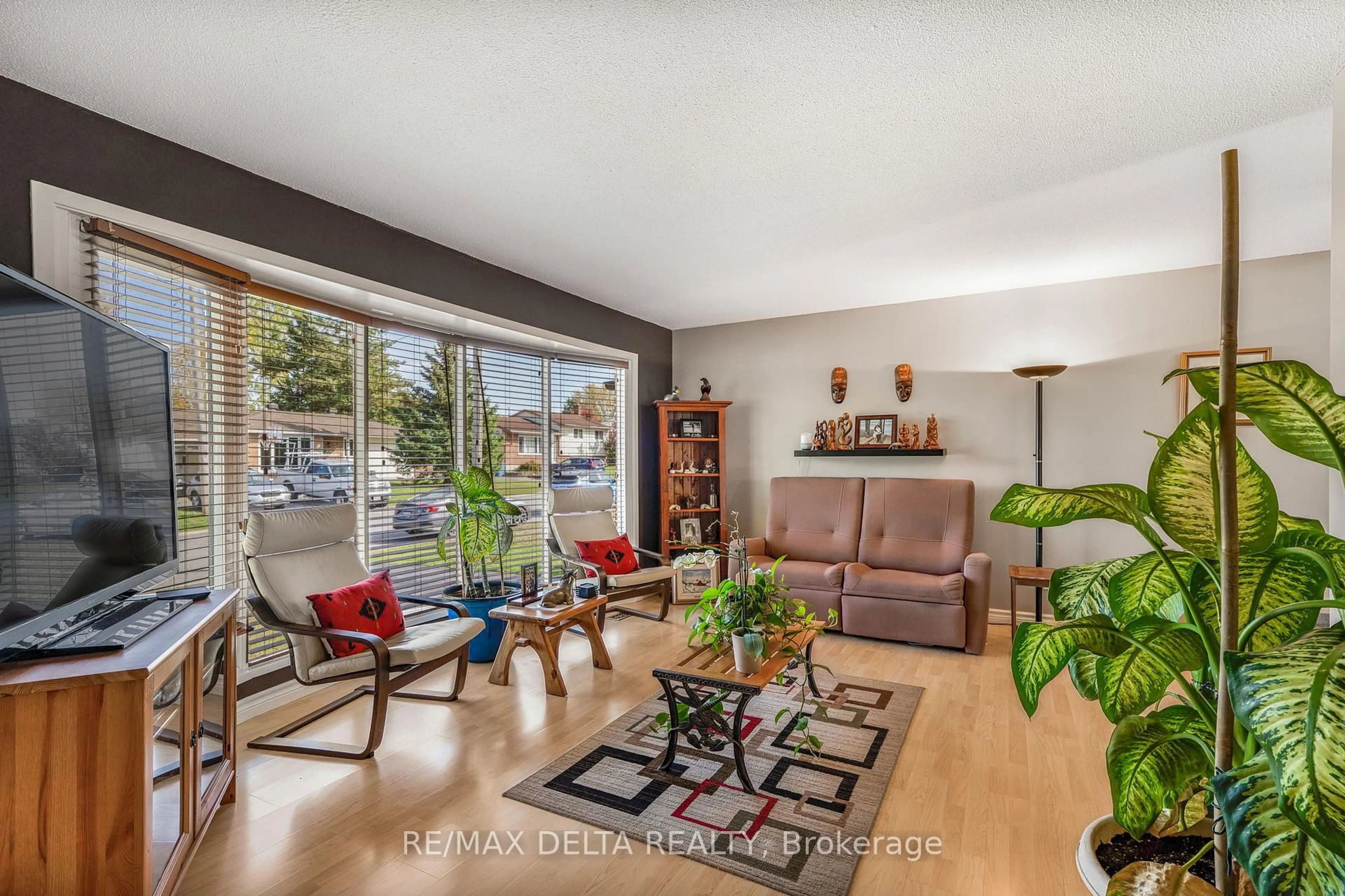 Living room with furniture, wood/laminate floor for 722 Nicole St, Clarence-Rockland Ontario K4K 1G4
