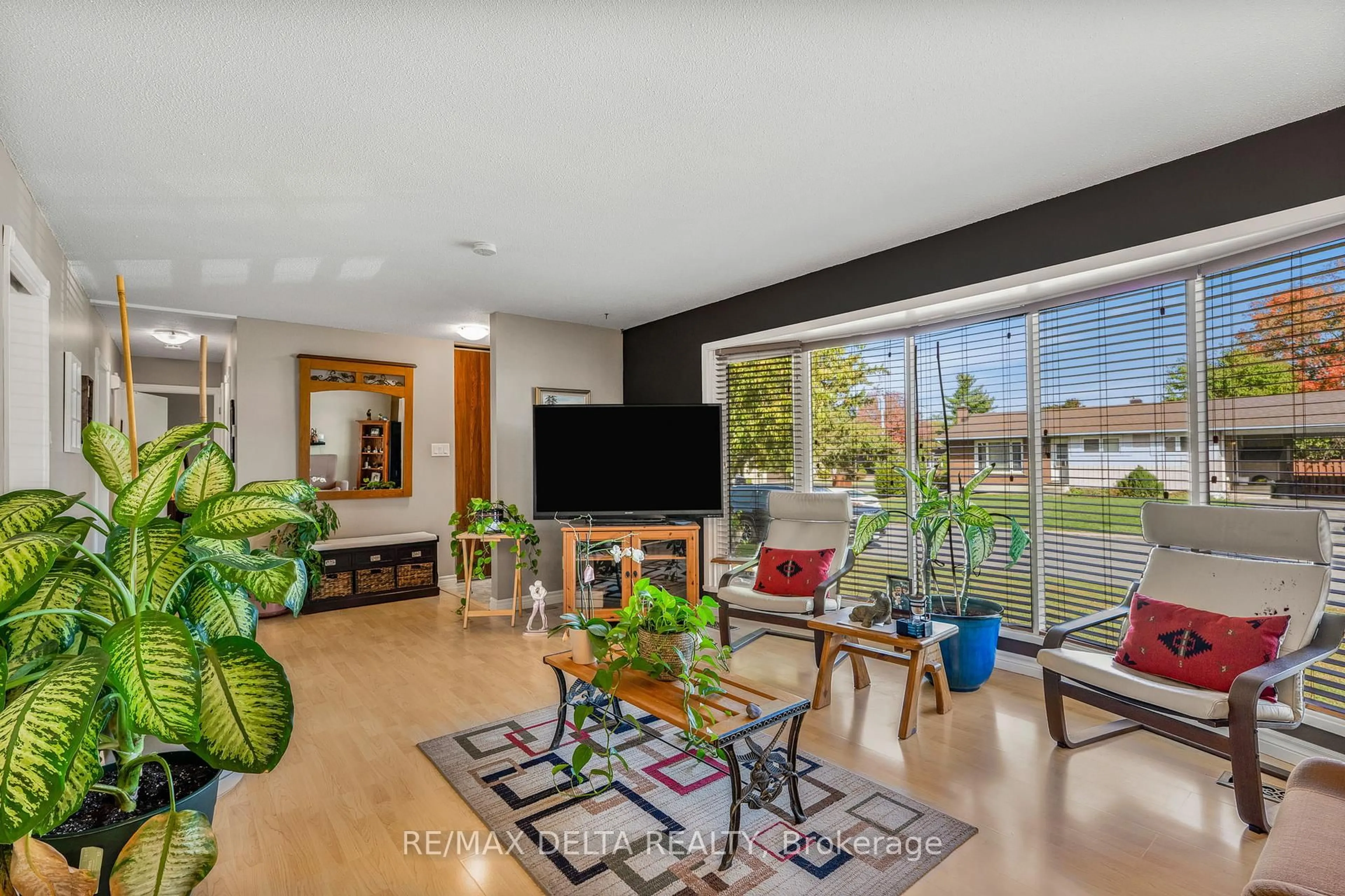 Living room with furniture, unknown for 722 Nicole St, Clarence-Rockland Ontario K4K 1G4