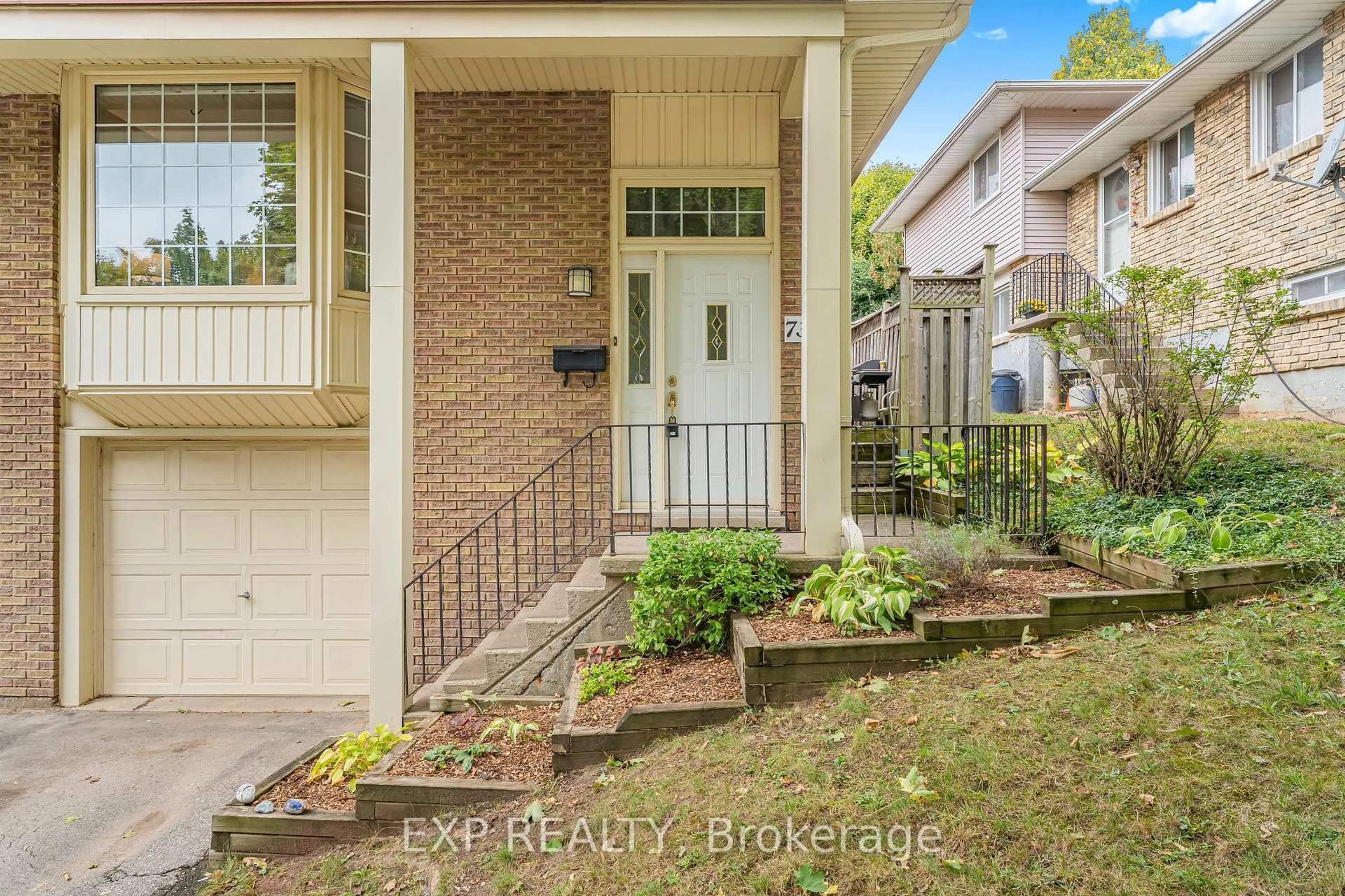 Indoor entryway for 73 Northview Heights Dr, Cambridge Ontario N1R 7A7