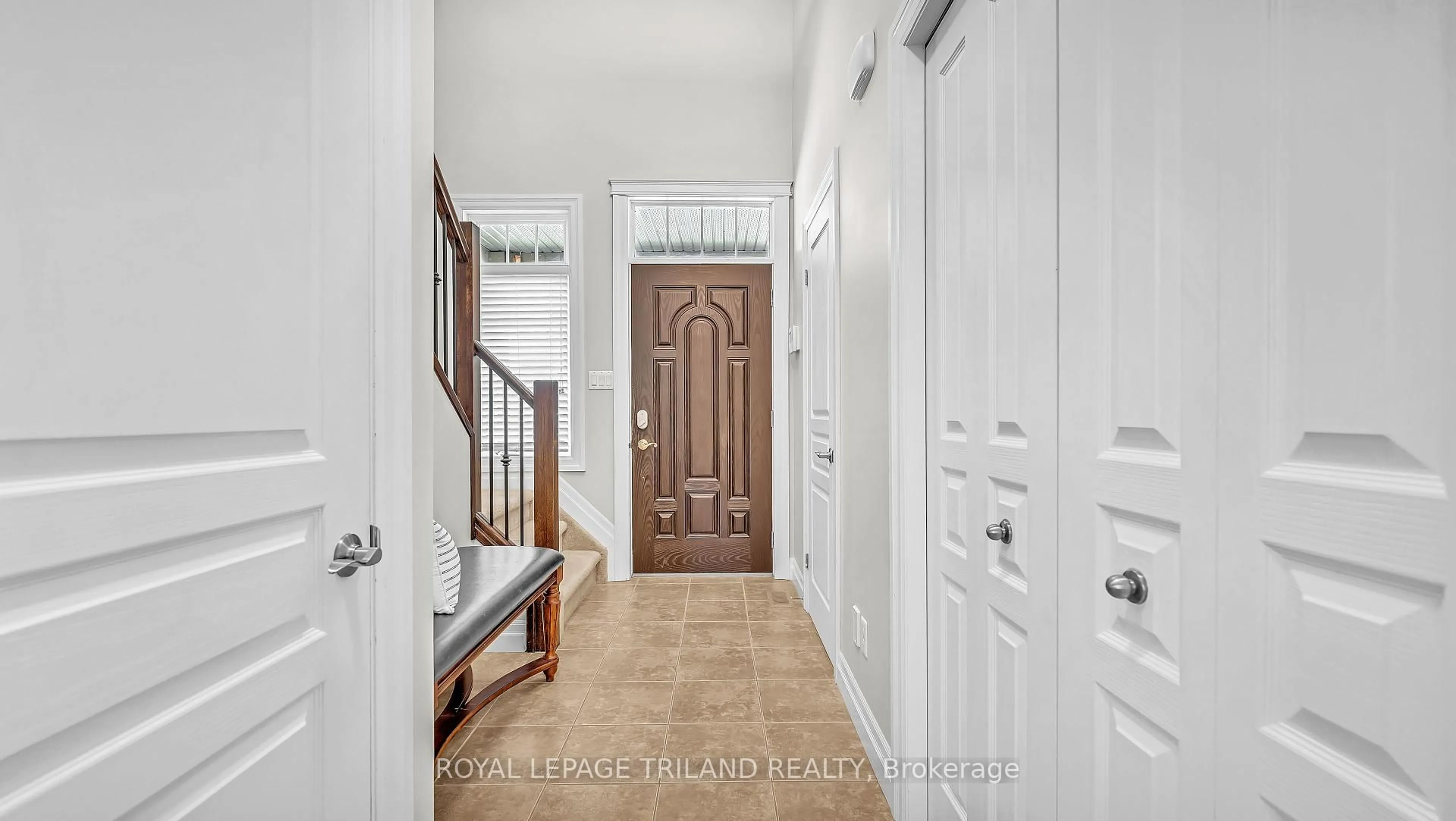 Indoor entryway for 1630 Shore Rd #40, London South Ontario N6K 5B9
