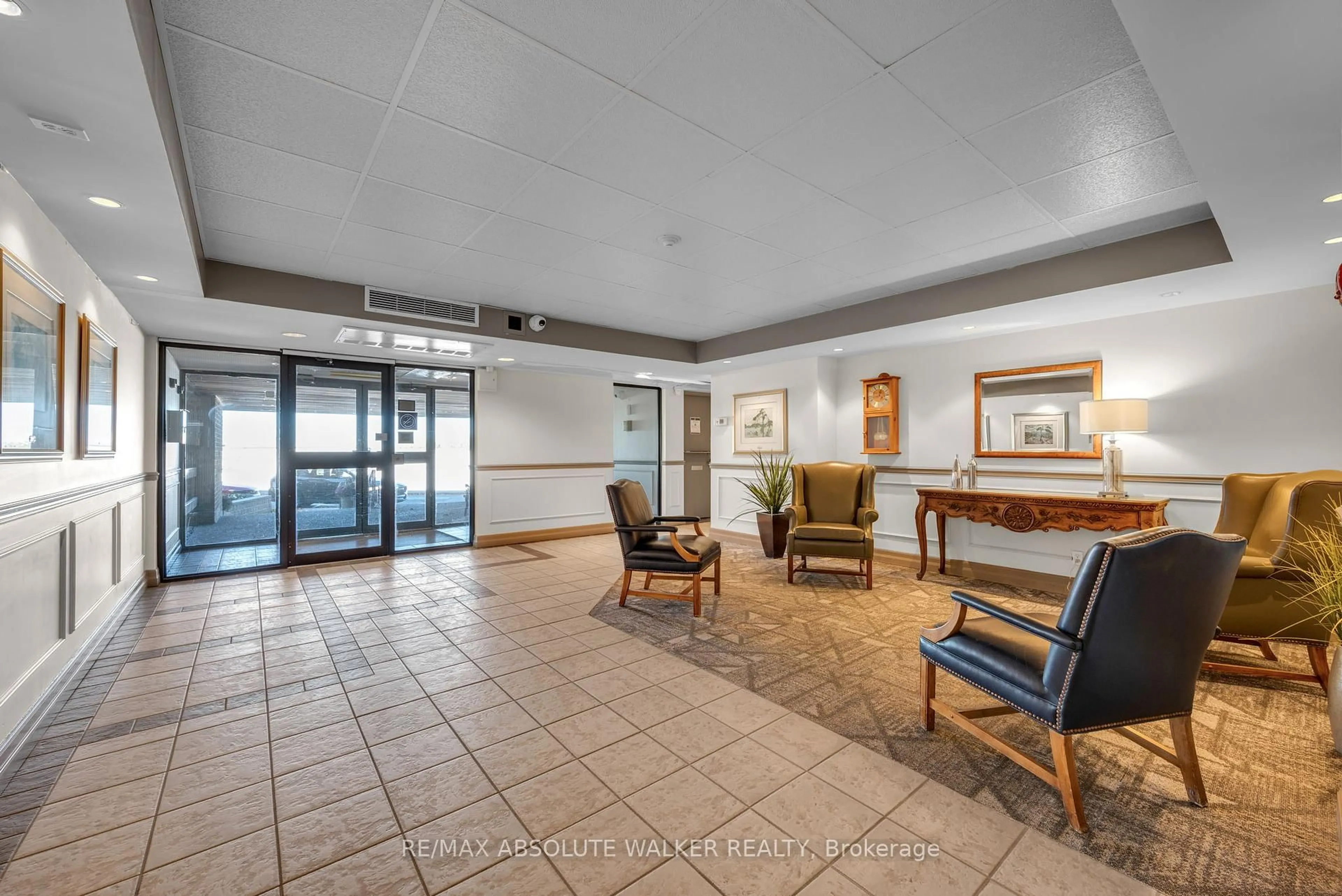 Indoor foyer for 1599 Lassiter Terr #318, Ottawa Ontario K1J 8R6