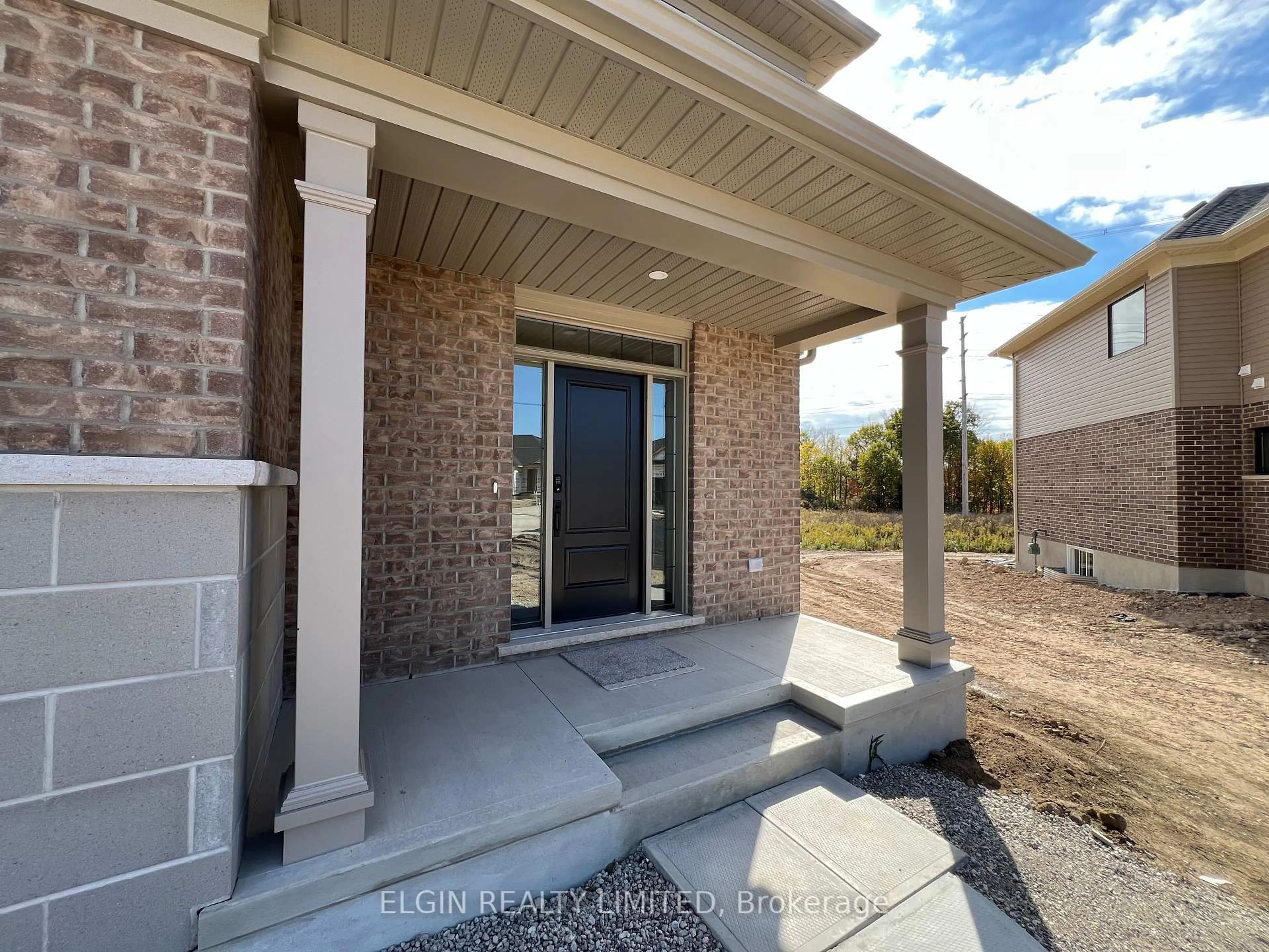Indoor entryway for 8 Horizon Crt, Central Elgin Ontario N5P 0E5