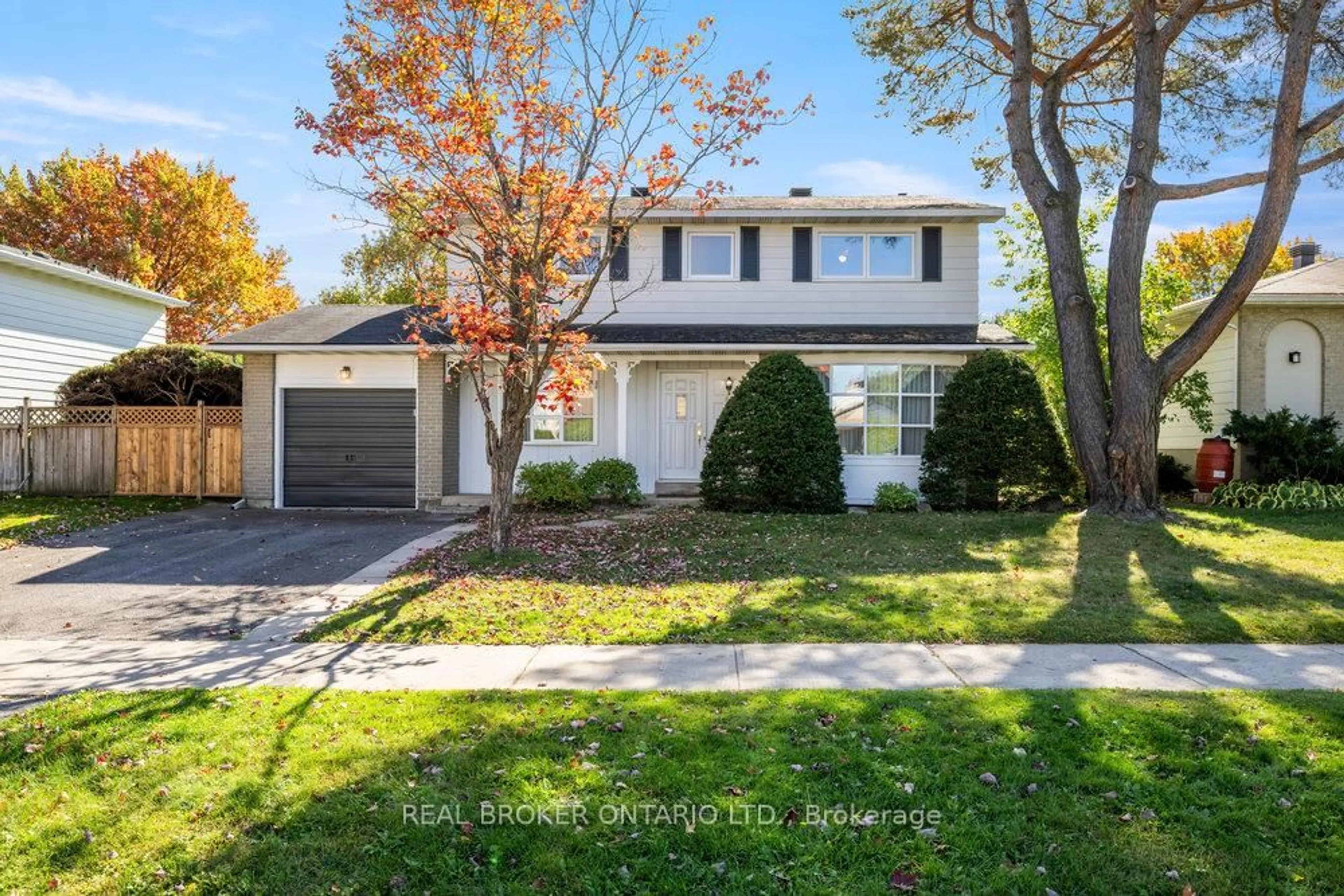 Home with vinyl exterior material, street for 60 Westpark Dr, Ottawa Ontario K1B 3E5