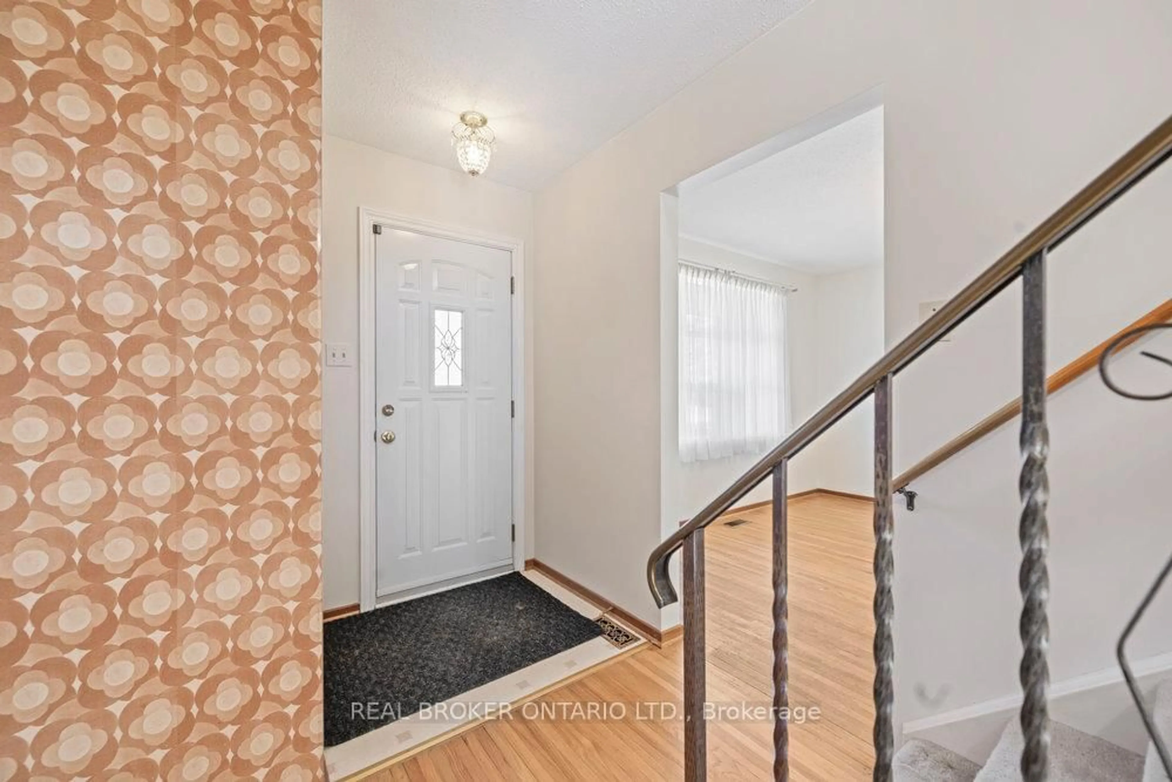 Indoor entryway for 60 Westpark Dr, Ottawa Ontario K1B 3E5