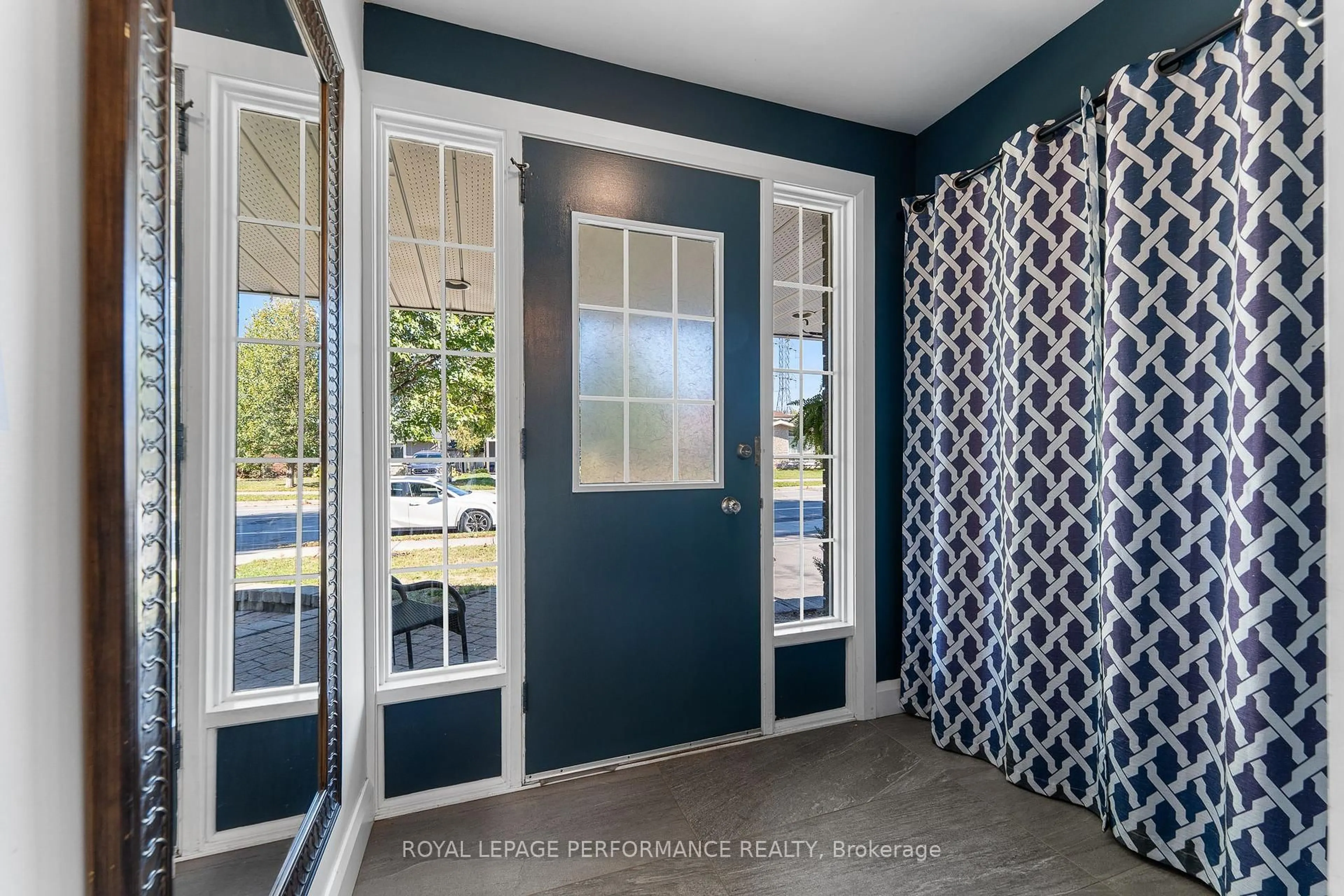 Indoor entryway for 3026 Southmore Dr, Ottawa Ontario K1V 6Z4
