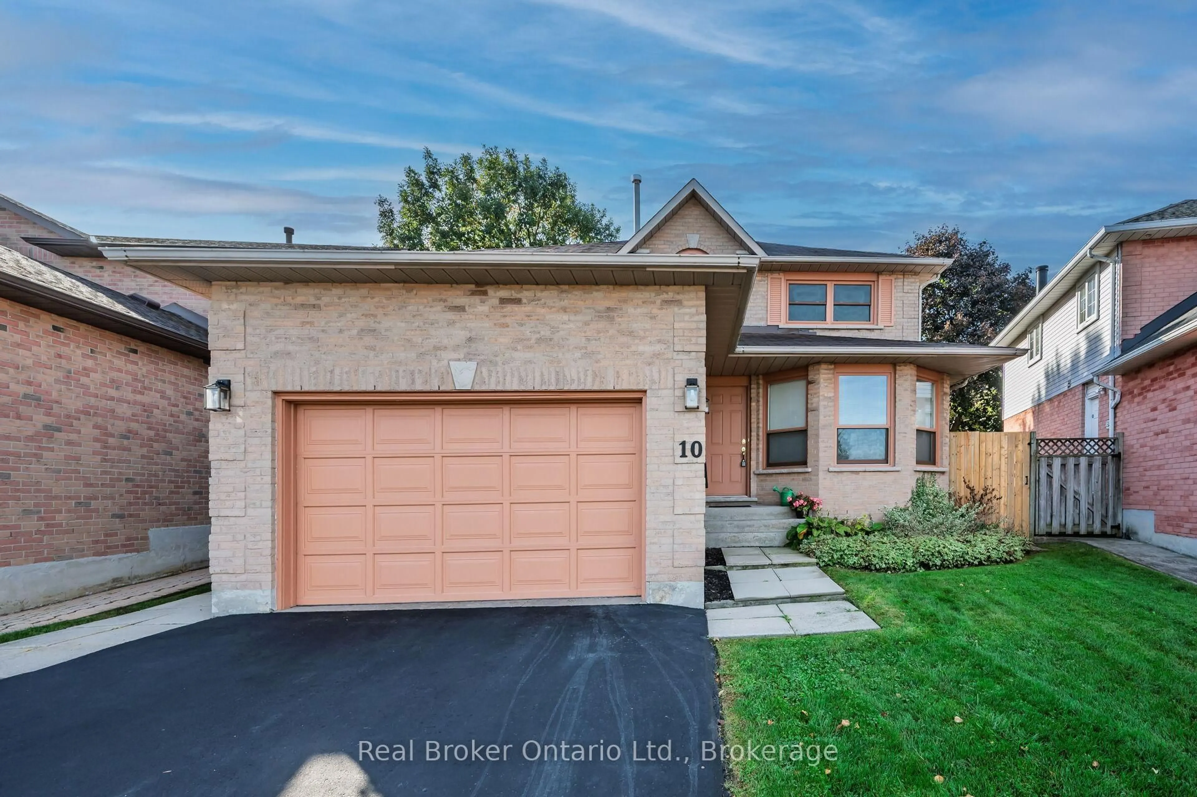 Home with brick exterior material, water/lake/river/ocean view for 10 Avonbridge Crt, Hamilton Ontario L8W 3G1