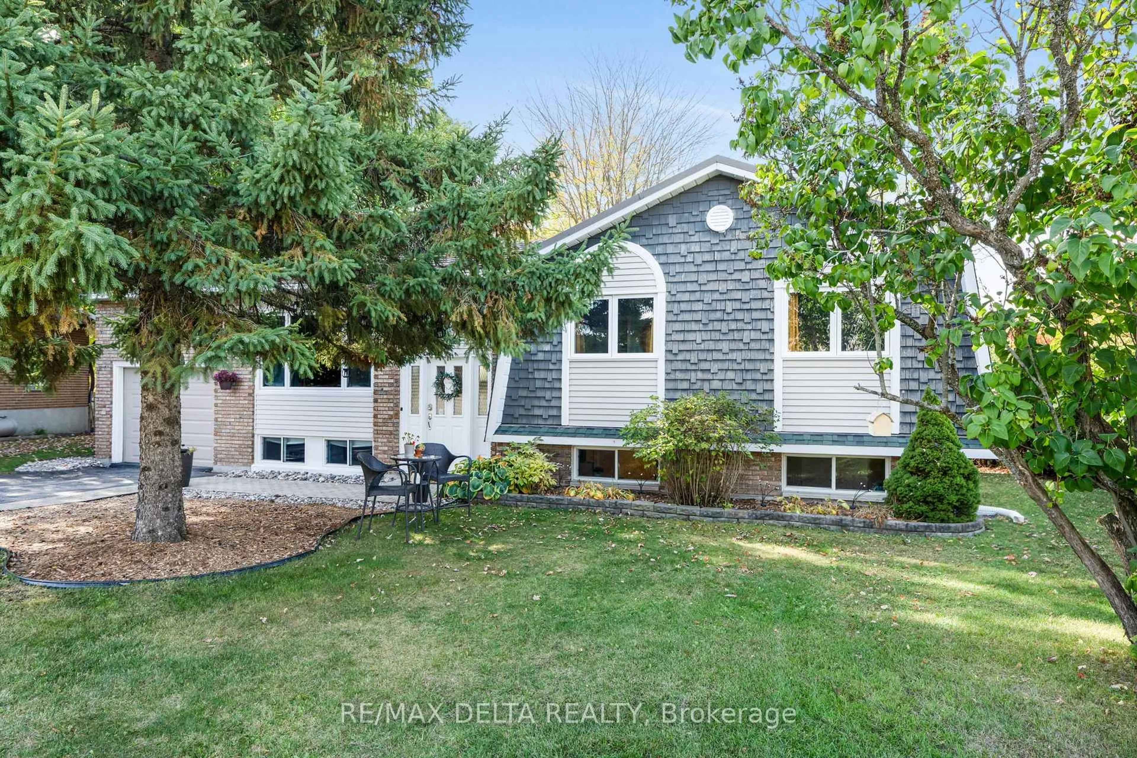 Home with vinyl exterior material, street for 502 Lalonde St, Clarence-Rockland Ontario K4K 1B1