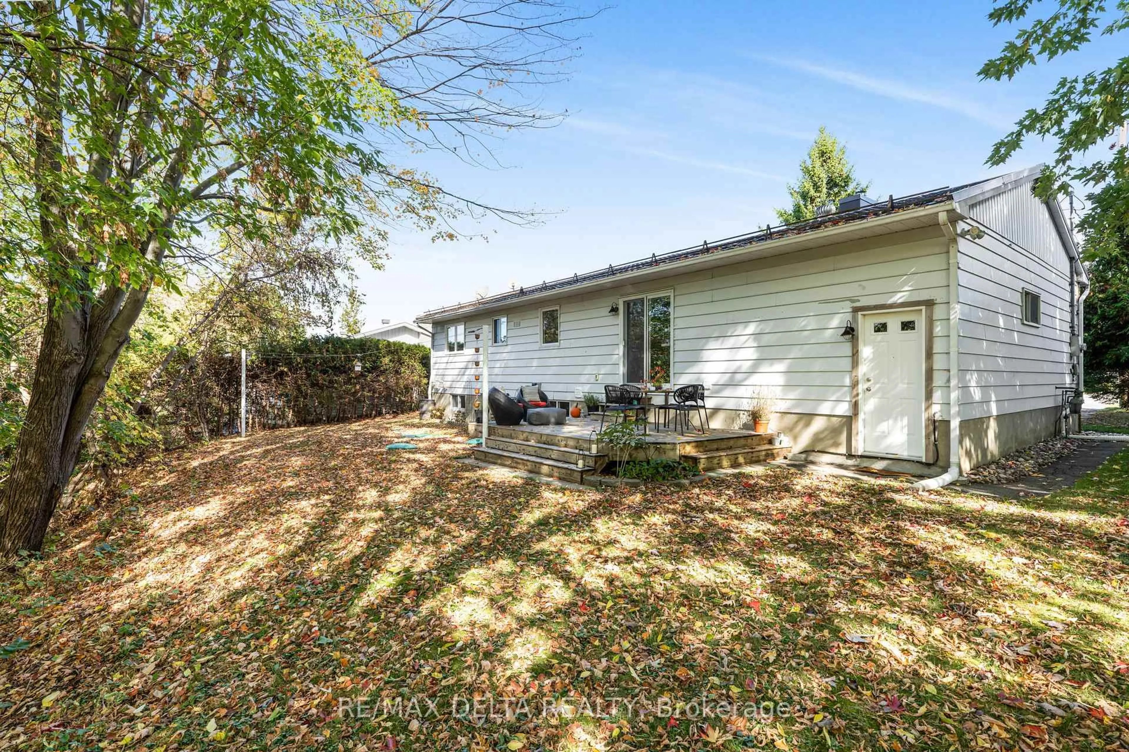 A pic from outside/outdoor area/front of a property/back of a property/a pic from drone, unknown for 502 Lalonde St, Clarence-Rockland Ontario K4K 1B1