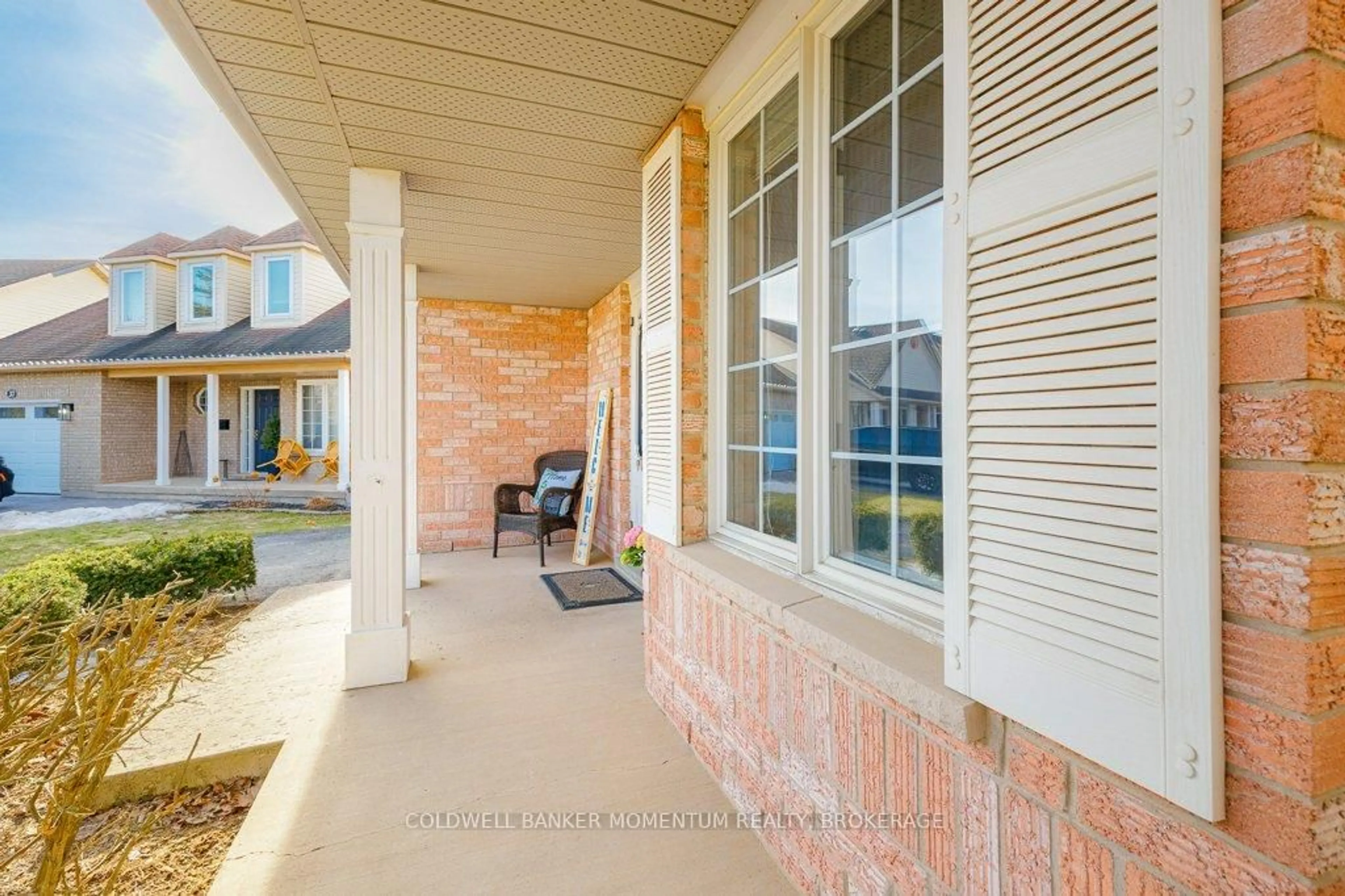 Patio, street for 43 Silvercrest Crt, Thorold Ontario L2V 5B4