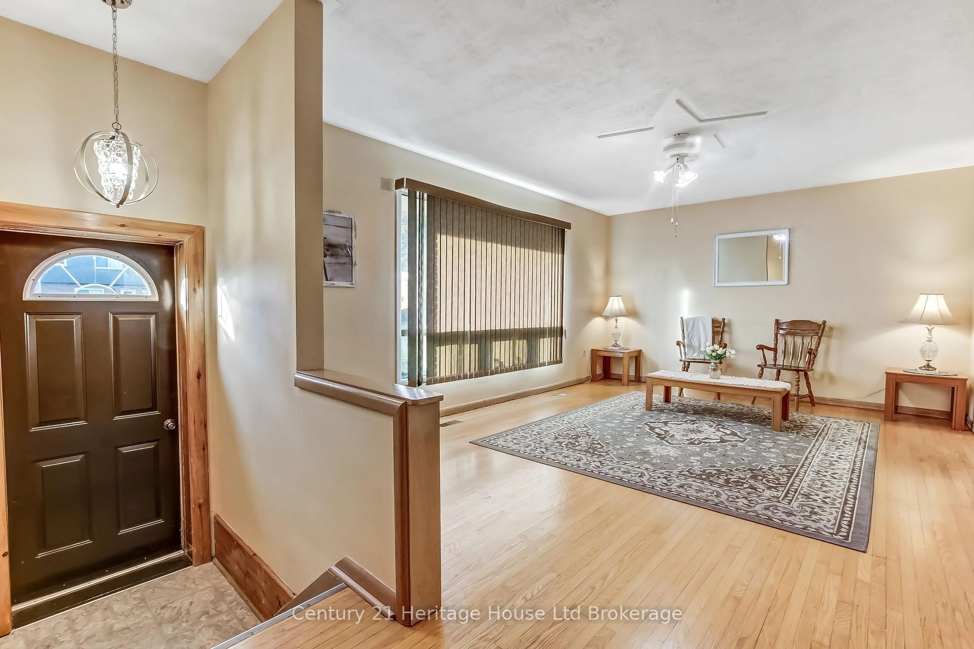 Indoor foyer for 1009 Warwick St, Woodstock Ontario N4S 4S3