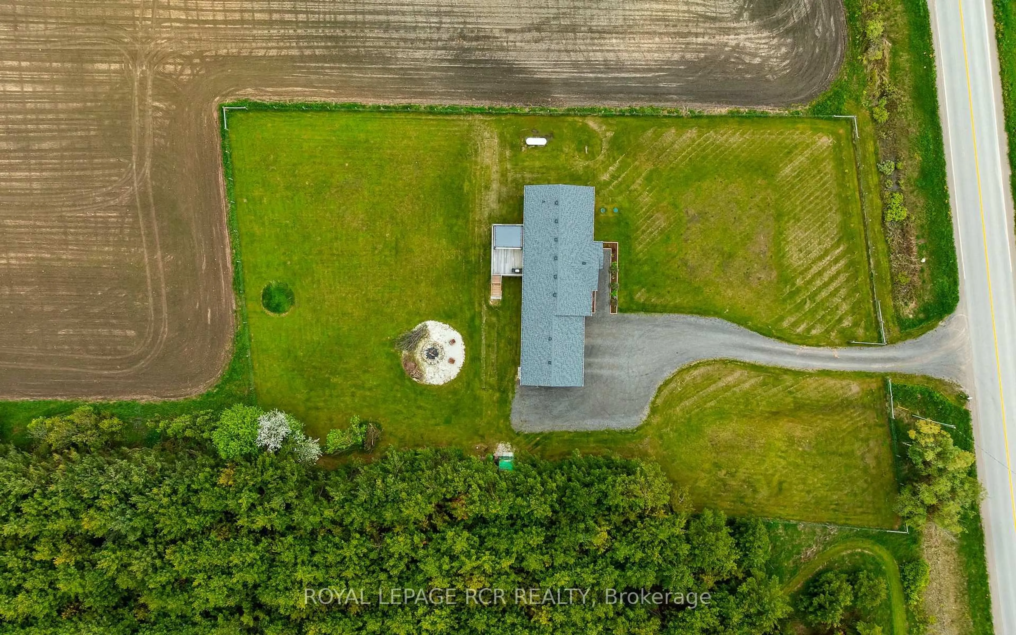 A pic from outside/outdoor area/front of a property/back of a property/a pic from drone, building for 384345 Sideroad 20, Amaranth Ontario L9W 3Z2