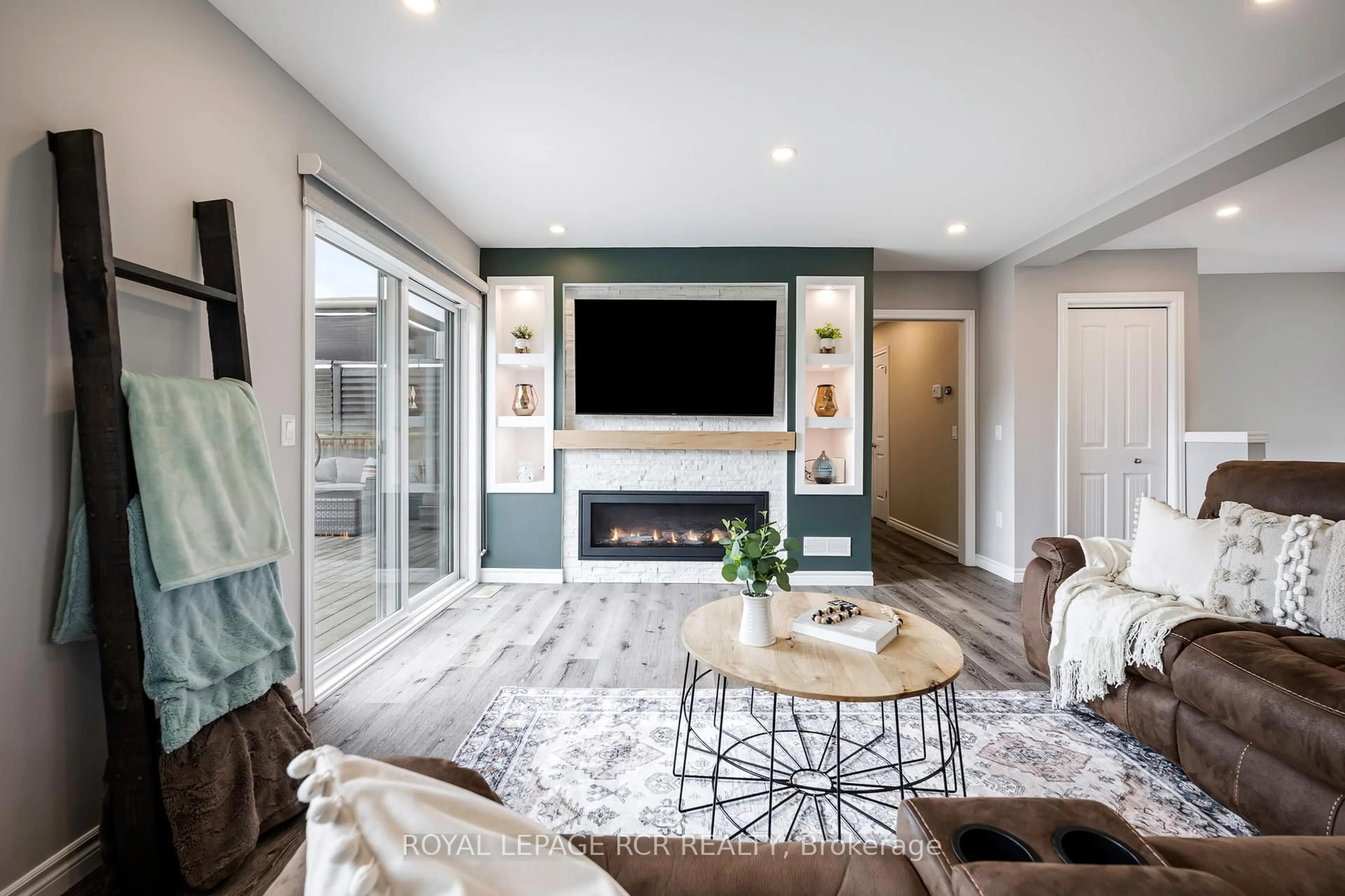 Living room with furniture, unknown for 384345 Sideroad 20, Amaranth Ontario L9W 3Z2
