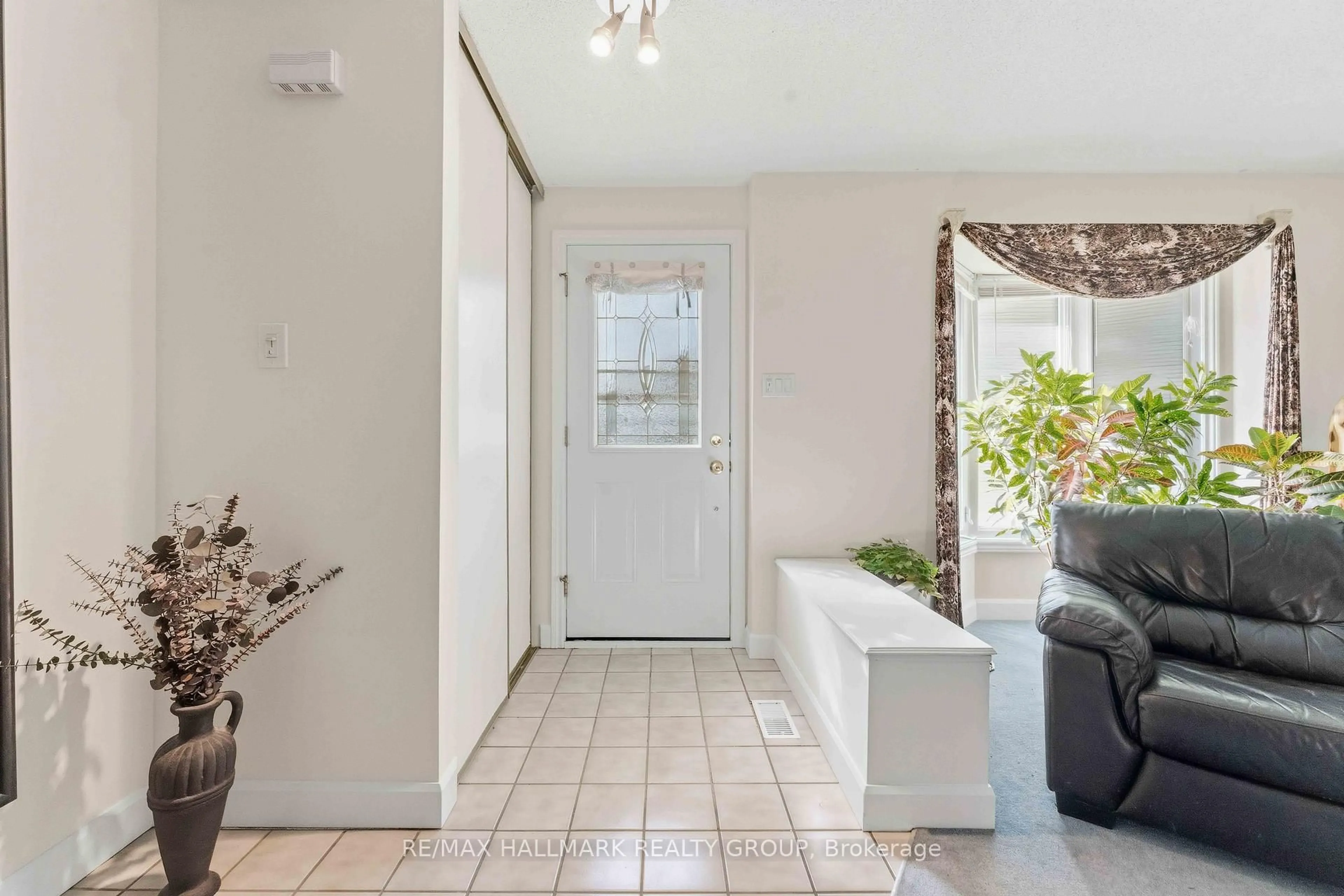 Indoor entryway for 941 Cookshire Cres, Ottawa Ontario K4A 3K4