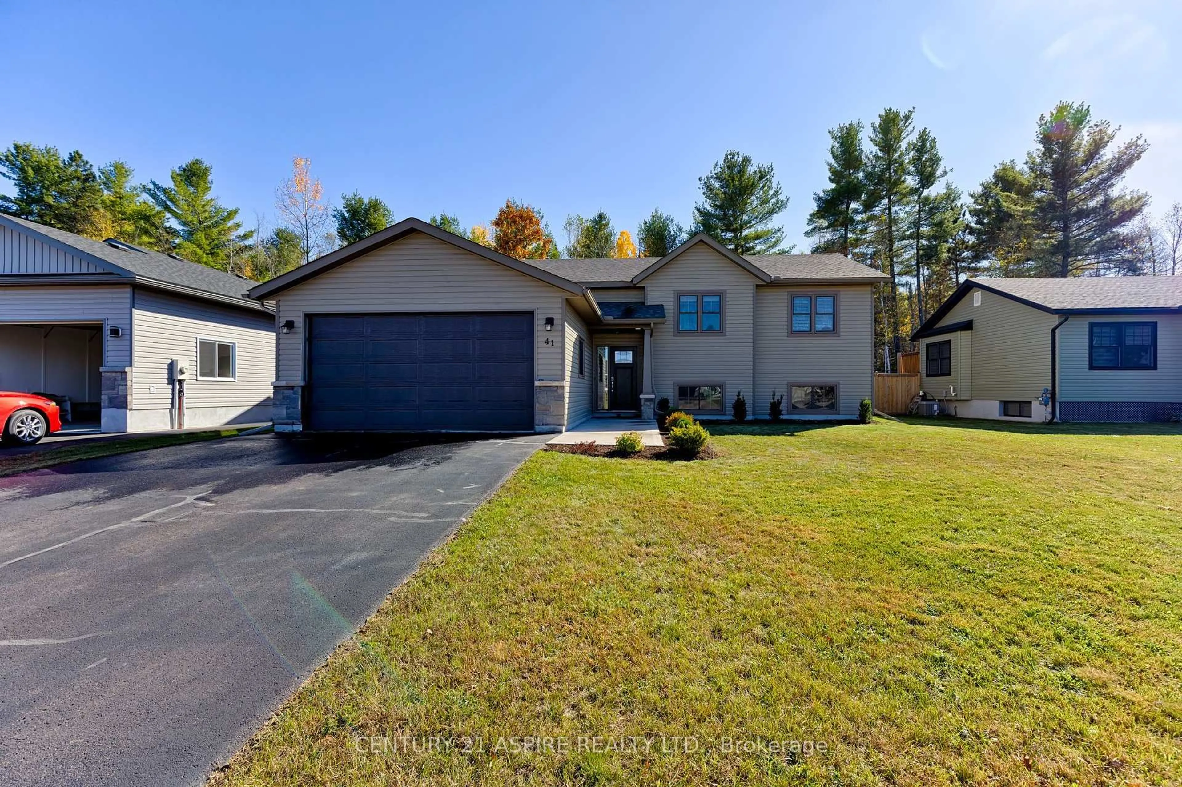 Home with vinyl exterior material, street for 41 Dustin Dr, Petawawa Ontario K8H 0G3