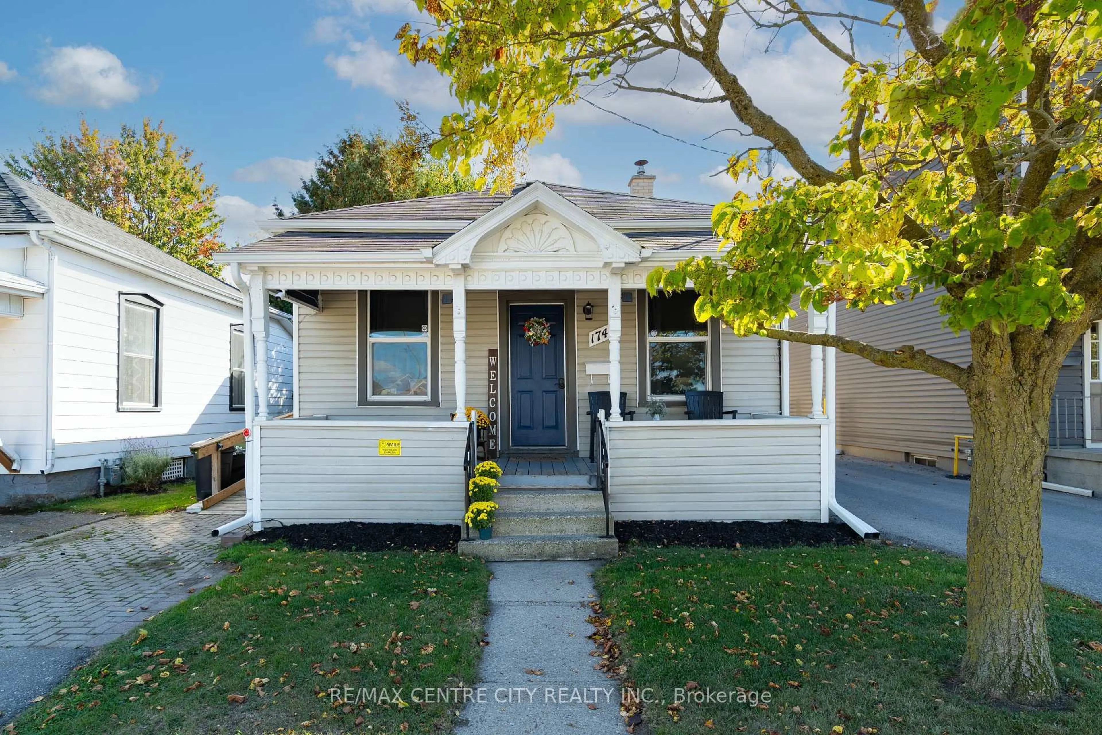 Home with vinyl exterior material, street for 174 Centre St, St. Thomas Ontario N5R 3A4