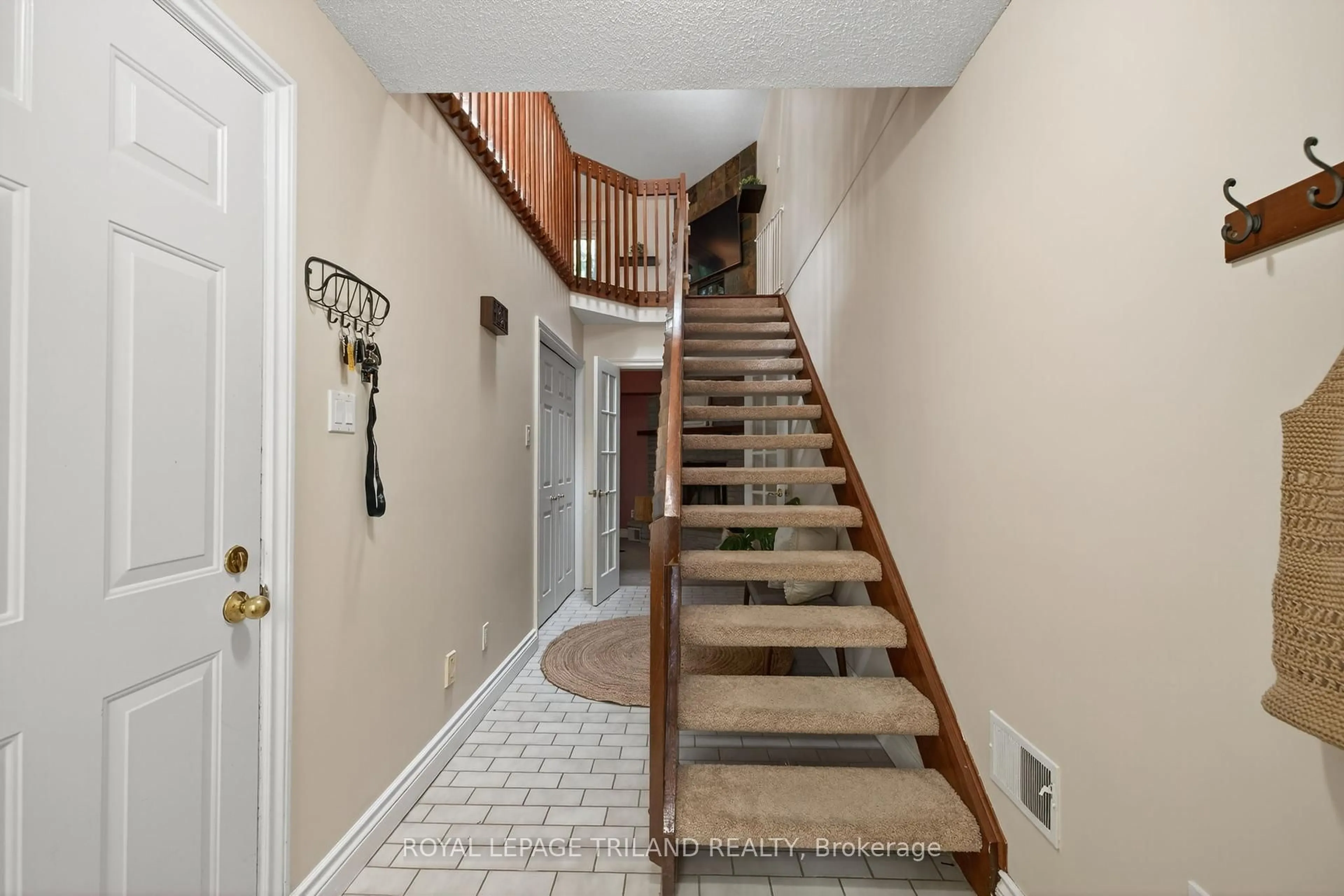 Indoor foyer for 1399 Commissioners Rd #22, London South Ontario N6K 4G9