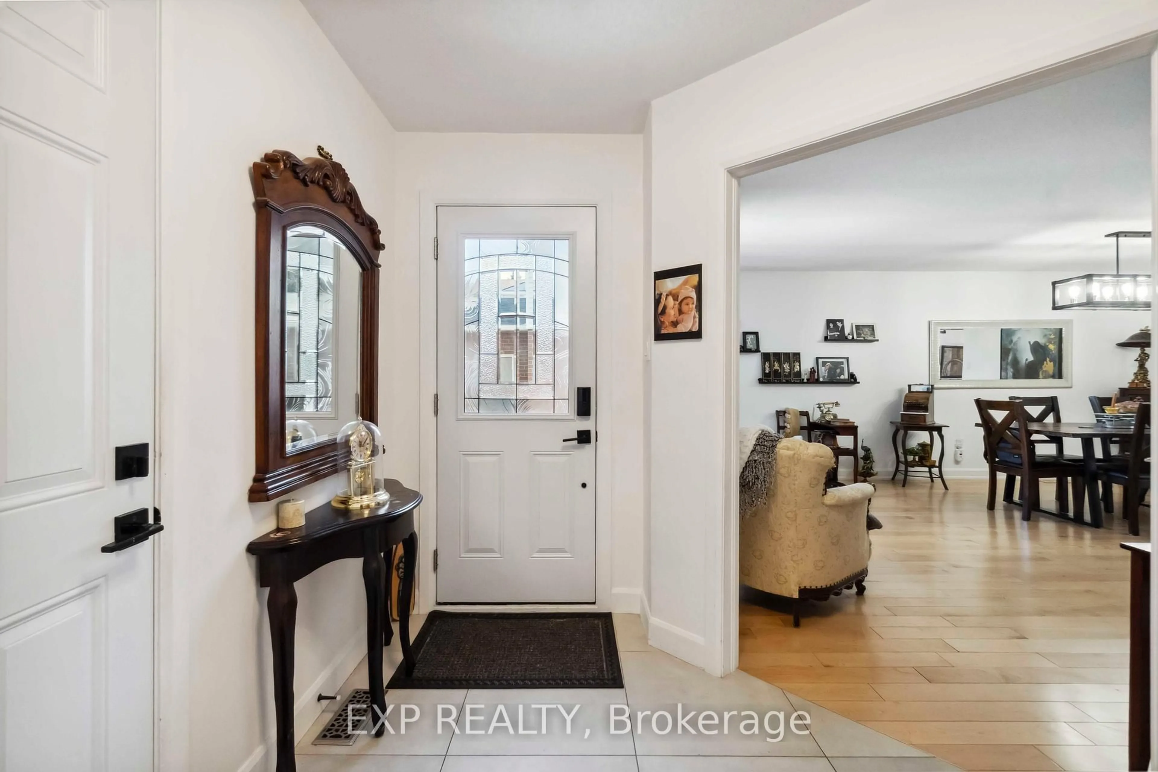 Indoor entryway for 2092 Legrand Cres, Ottawa Ontario K1E 3T6