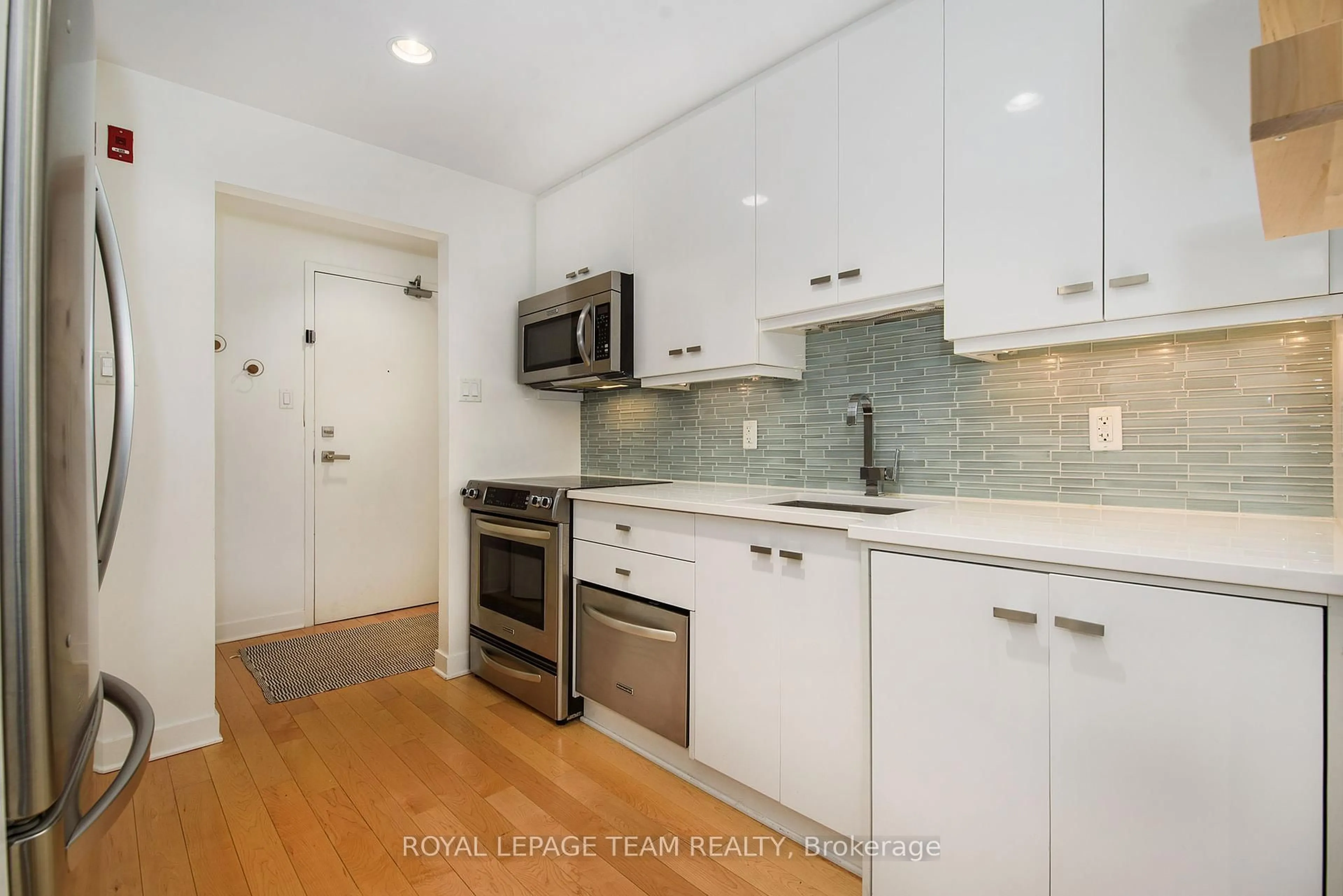 Standard kitchen, ceramic/tile floor for 202 St Patrick St #19, Ottawa Ontario K1N 5K3