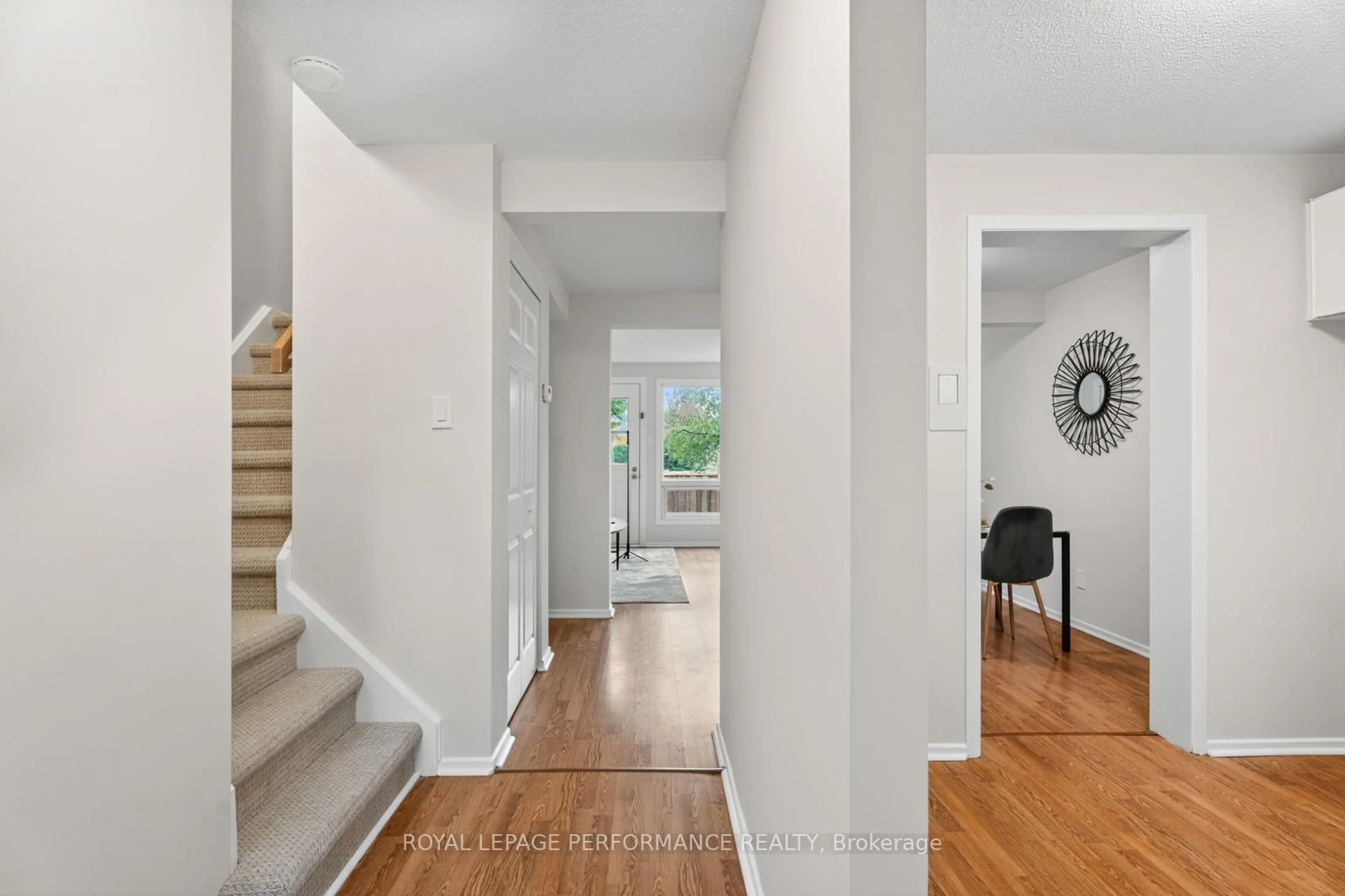 Indoor entryway for 176 Woodfield Dr #118, Ottawa Ontario K2G 3W8