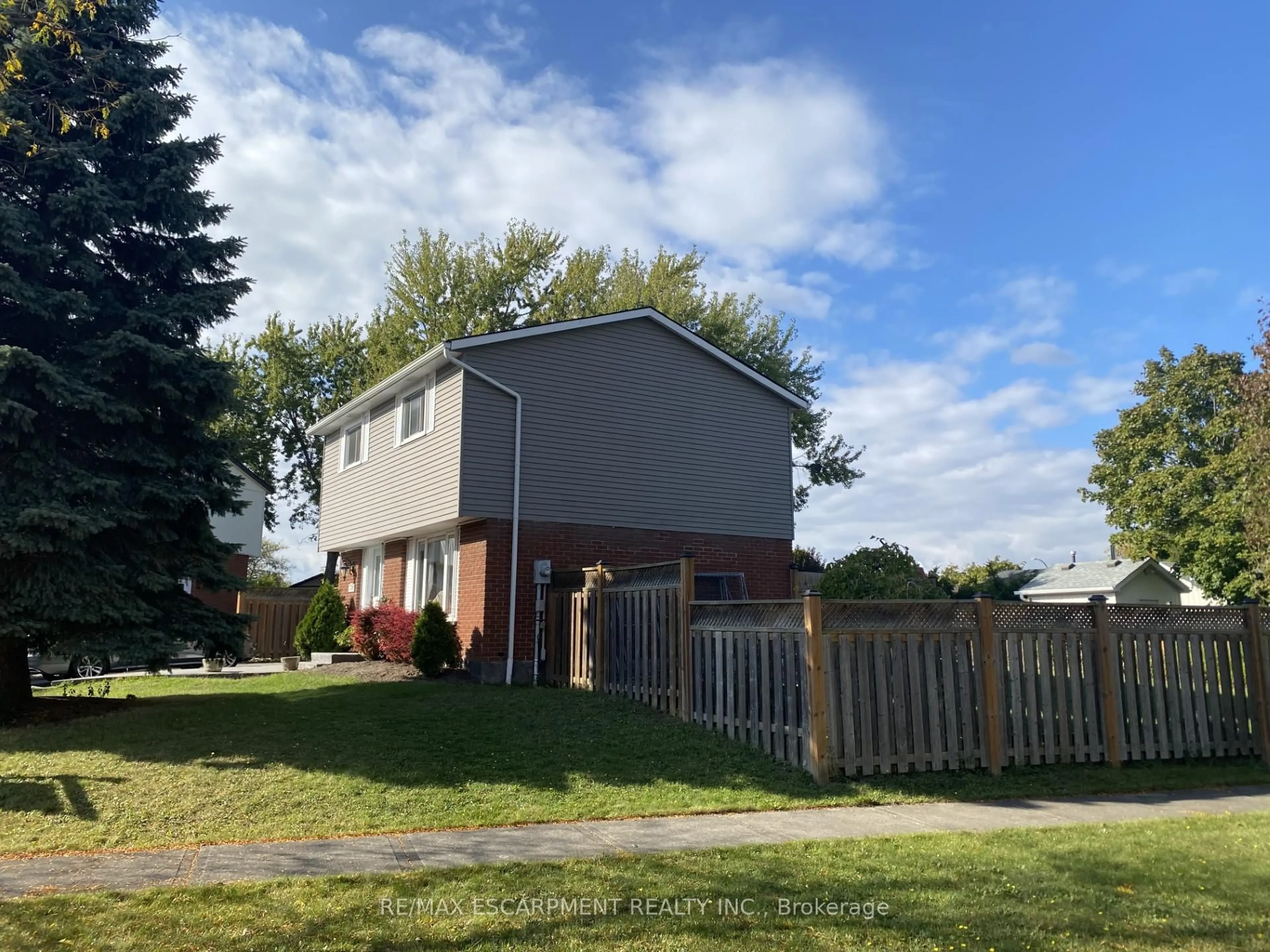 A pic from outside/outdoor area/front of a property/back of a property/a pic from drone, street for 120 Chilton Dr, Hamilton Ontario L8J 1M5