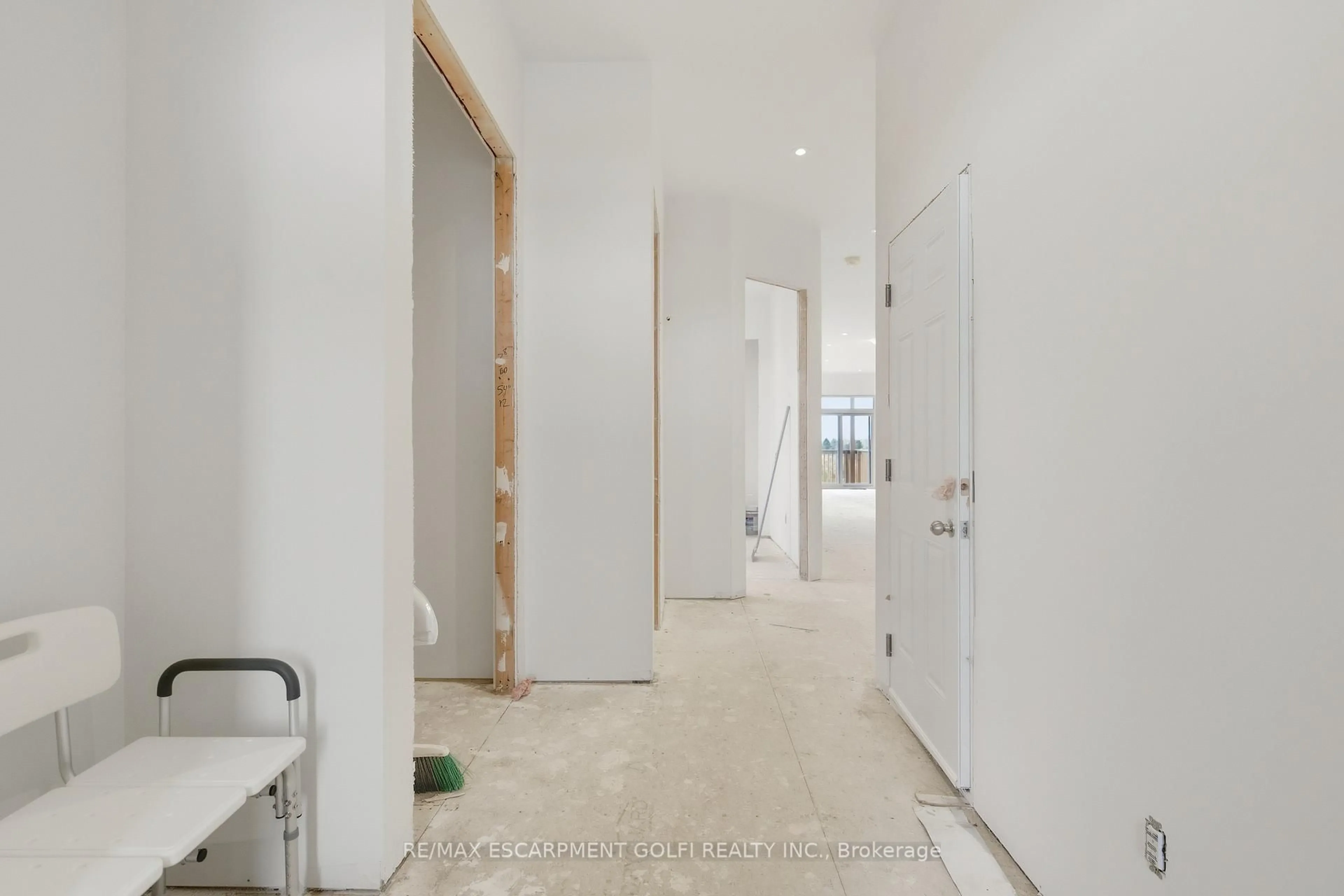 Indoor foyer for 137 Pike Creek Dr, Haldimand Ontario N0E 1E0