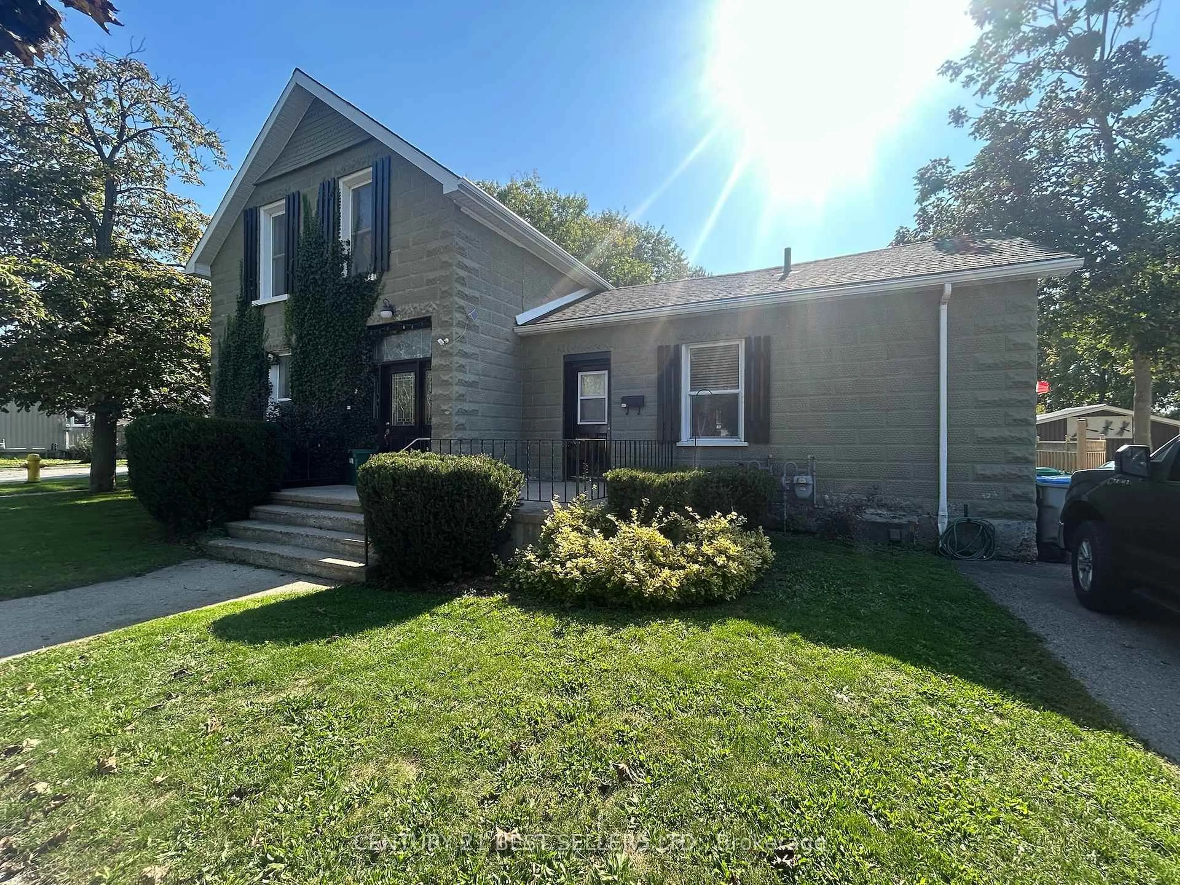 Home with vinyl exterior material, street for 115-117 Britannia Rd, Goderich Ontario N7A 2B4