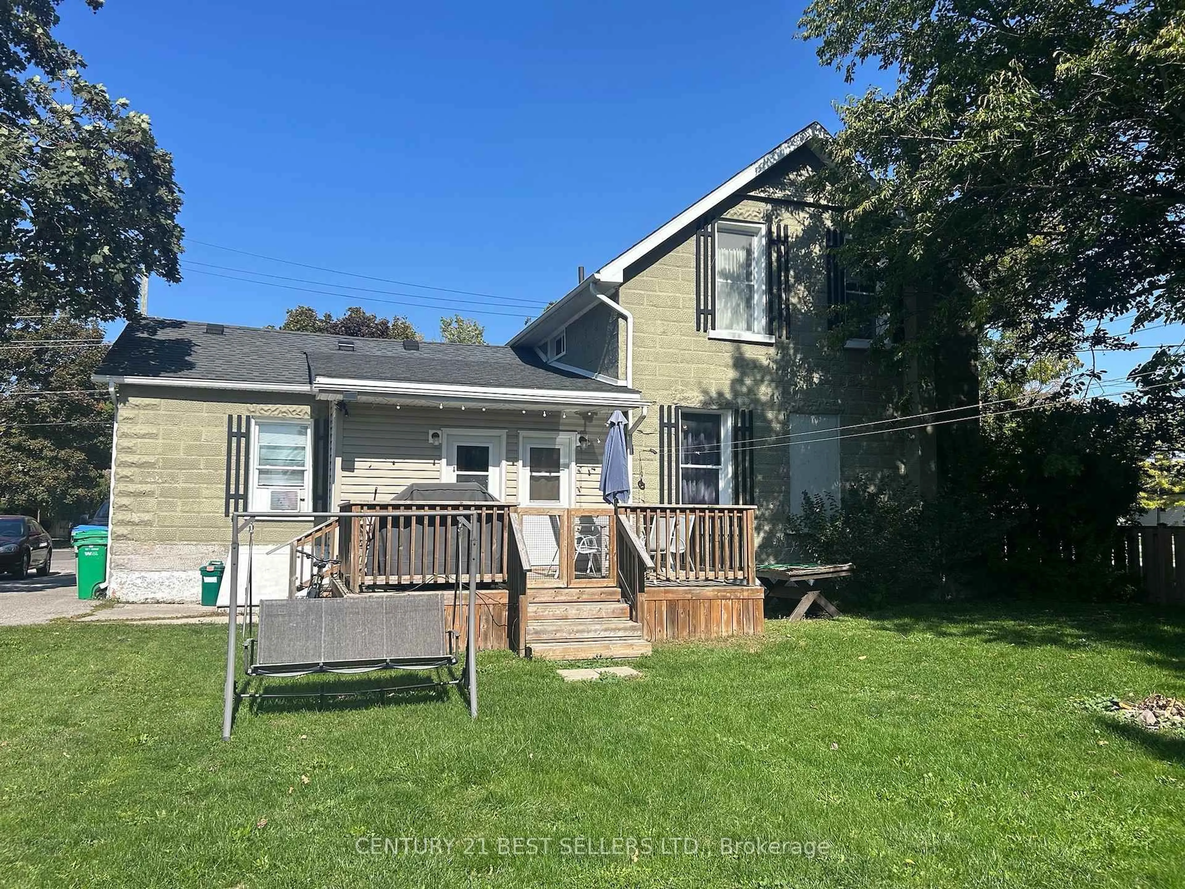 A pic from outside/outdoor area/front of a property/back of a property/a pic from drone, unknown for 115-117 Britannia Rd, Goderich Ontario N7A 2B4