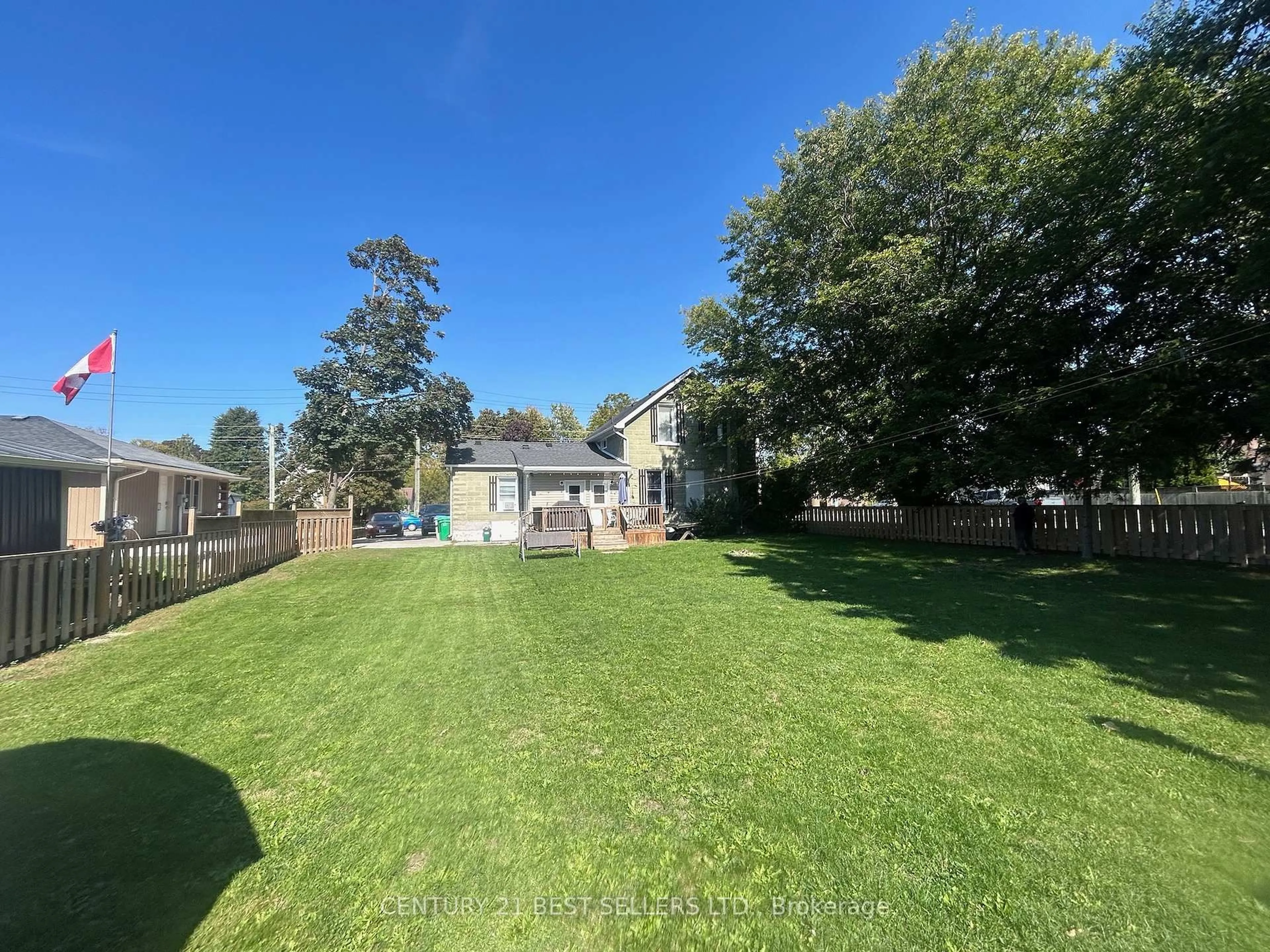 A pic from outside/outdoor area/front of a property/back of a property/a pic from drone, unknown for 115-117 Britannia Rd, Goderich Ontario N7A 2B4