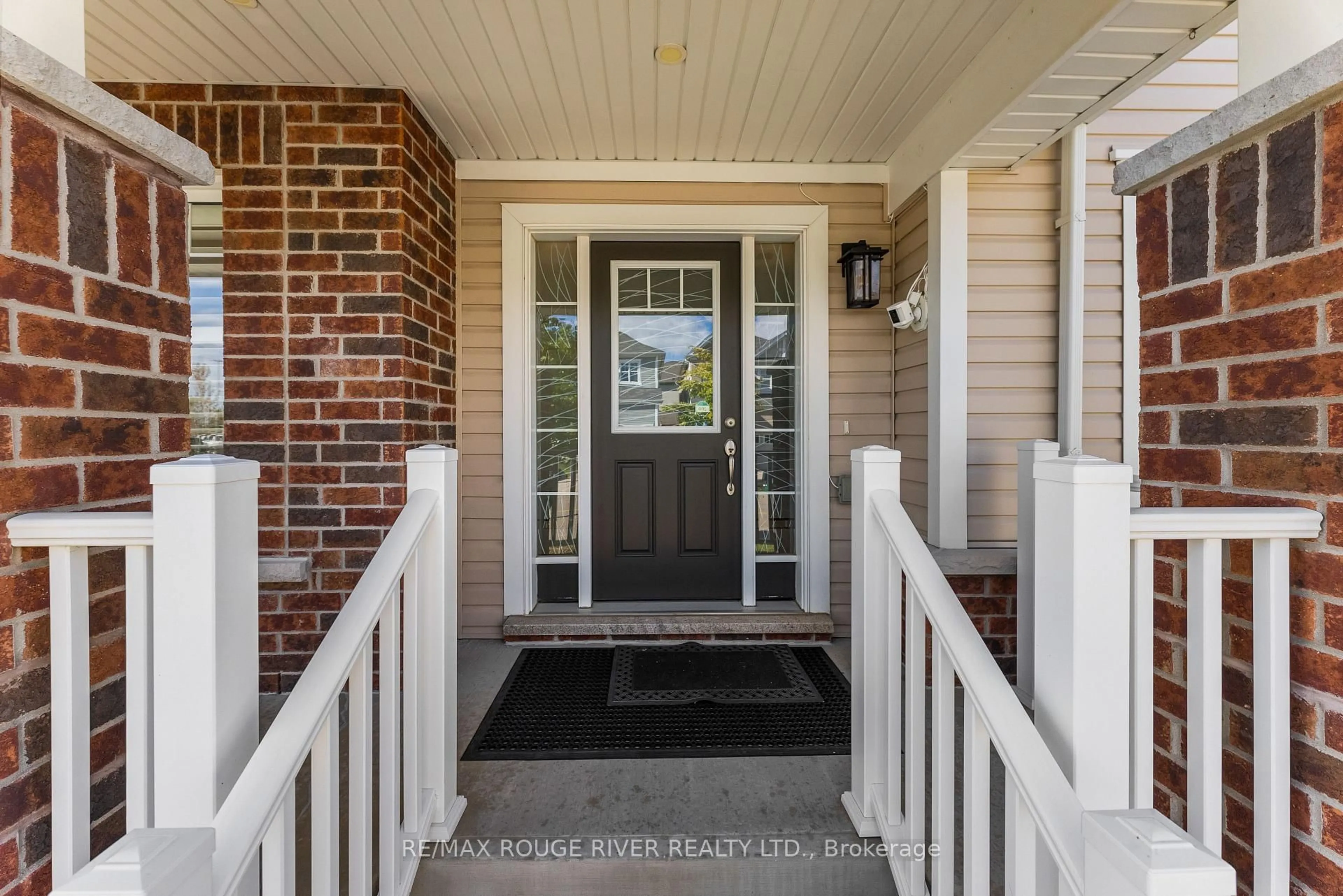 Indoor entryway for 326 Seabrook Dr, Kitchener Ontario N2R 0L8
